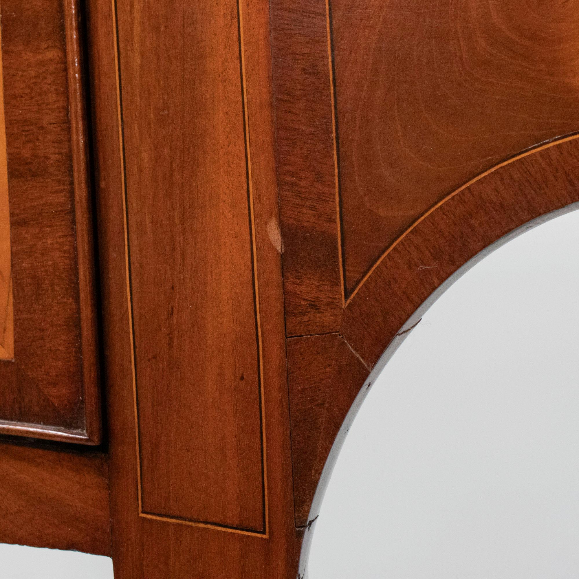 Buffet anglais en serpentine de Hepplewhite de la fin du XVIIIe siècle avec galerie en laiton en vente 4