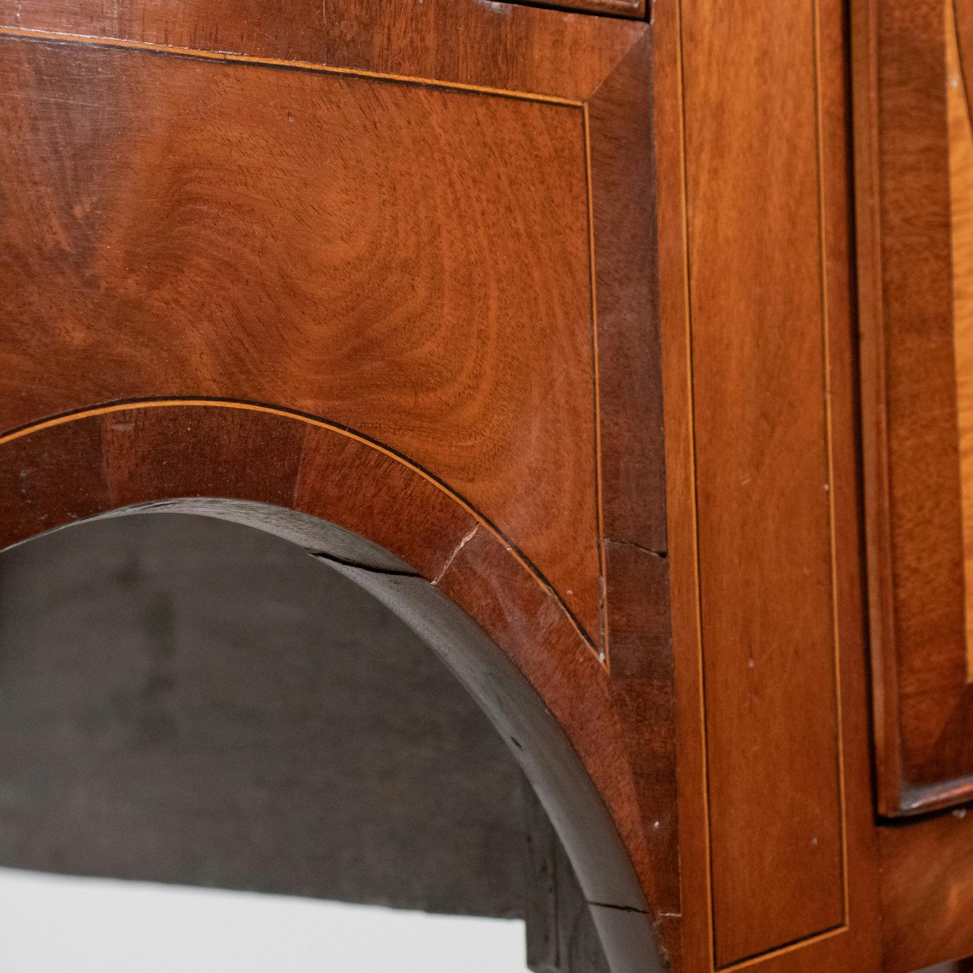 Buffet anglais en serpentine de Hepplewhite de la fin du XVIIIe siècle avec galerie en laiton en vente 5