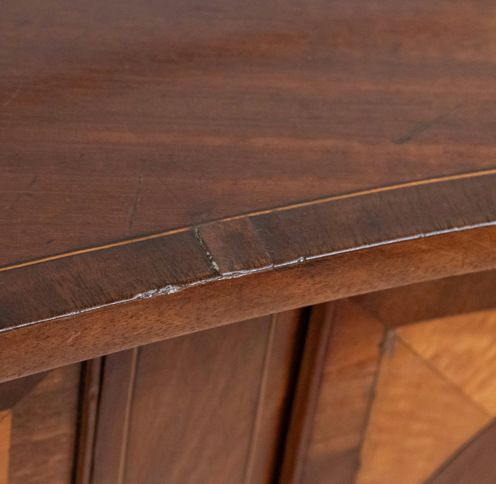 Buffet anglais en serpentine de Hepplewhite de la fin du XVIIIe siècle avec galerie en laiton en vente 6