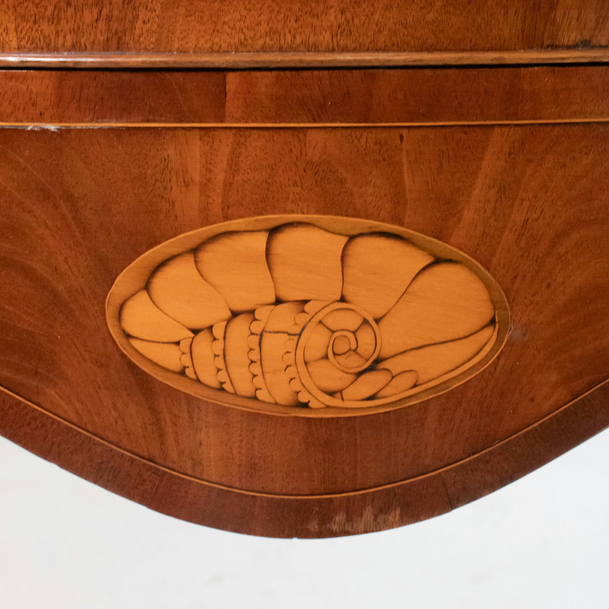 Buffet anglais en serpentine de Hepplewhite de la fin du XVIIIe siècle avec galerie en laiton en vente 9
