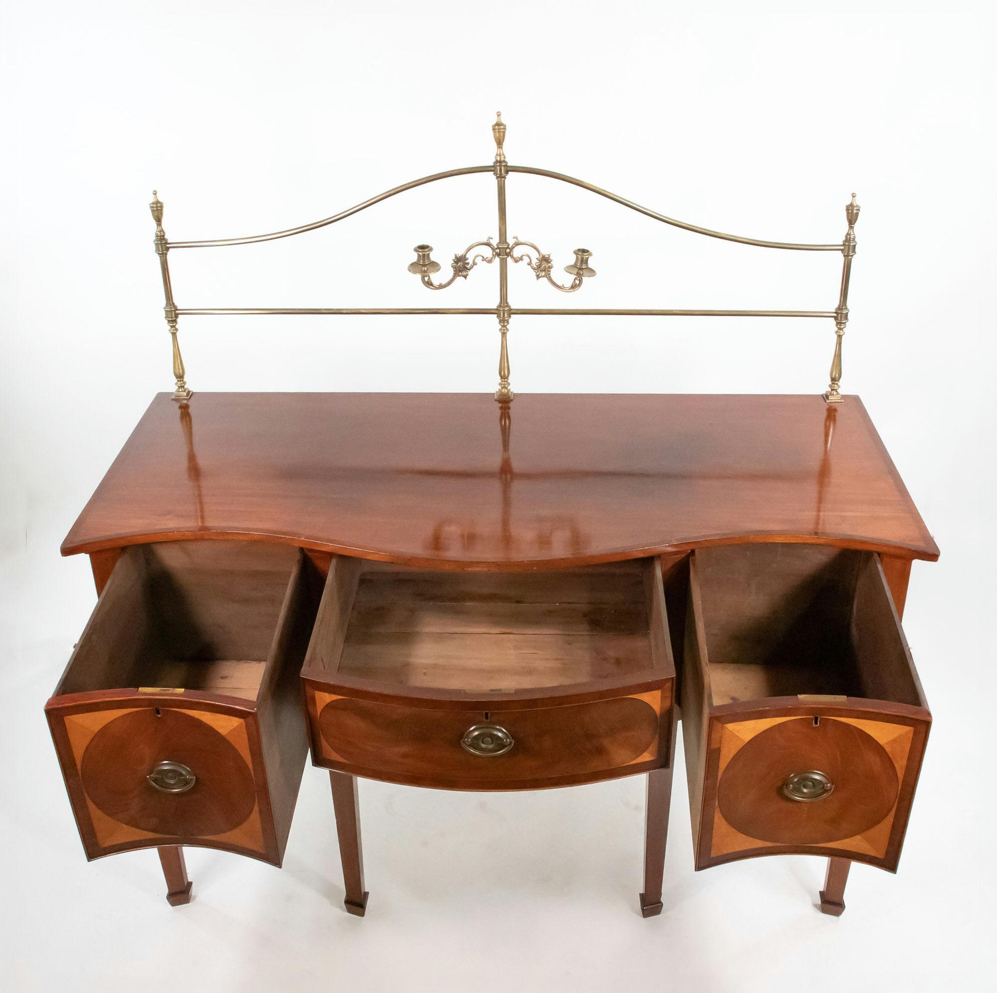 Buffet anglais en serpentine de Hepplewhite de la fin du XVIIIe siècle avec galerie en laiton en vente 10