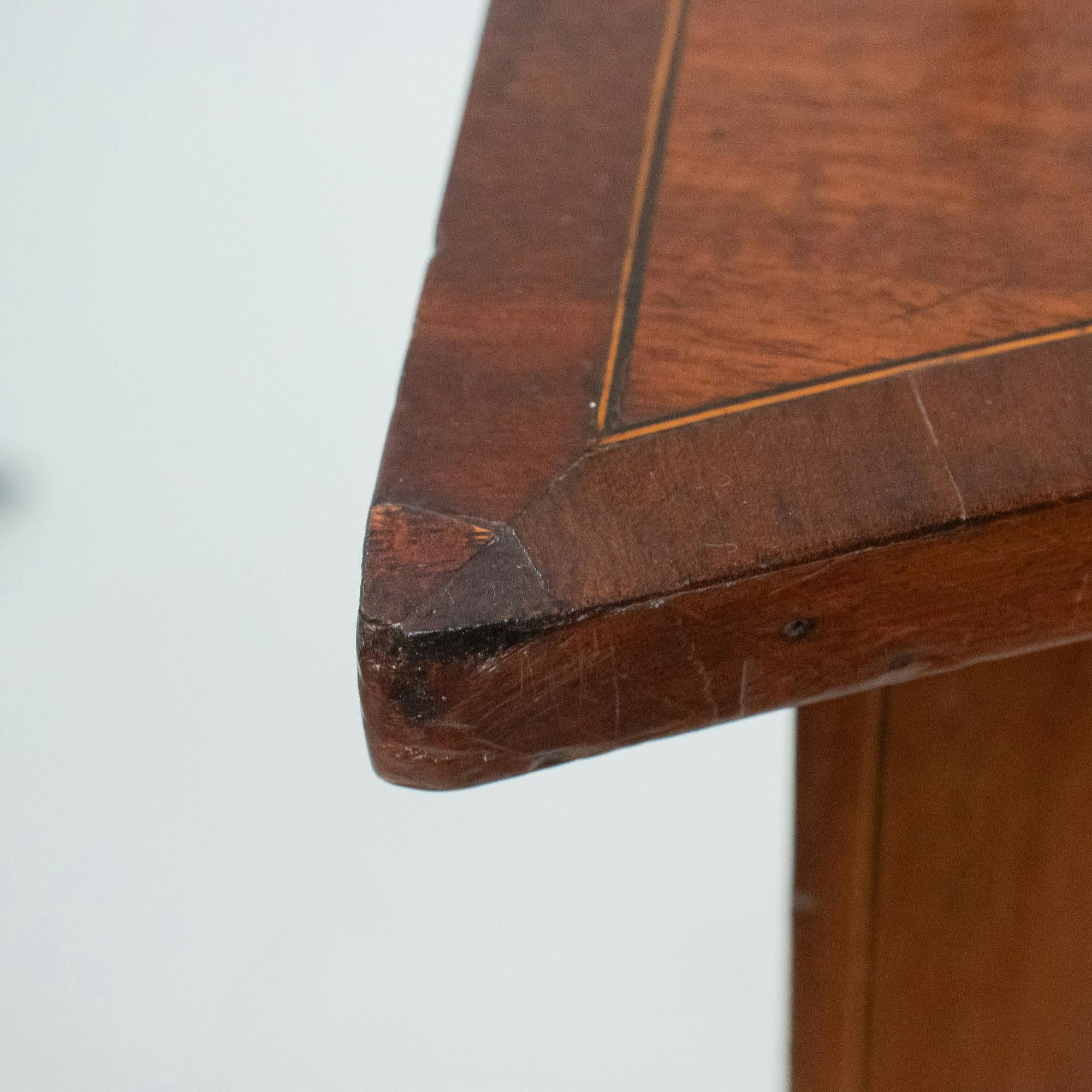 Buffet anglais en serpentine de Hepplewhite de la fin du XVIIIe siècle avec galerie en laiton en vente 12