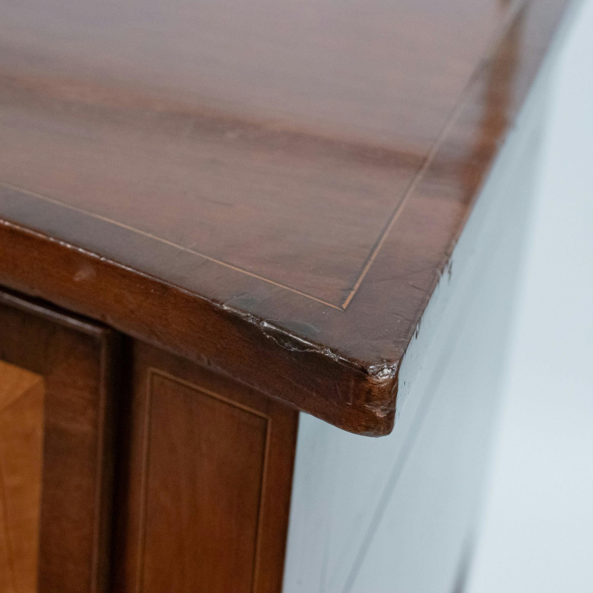 Buffet anglais en serpentine de Hepplewhite de la fin du XVIIIe siècle avec galerie en laiton en vente 13