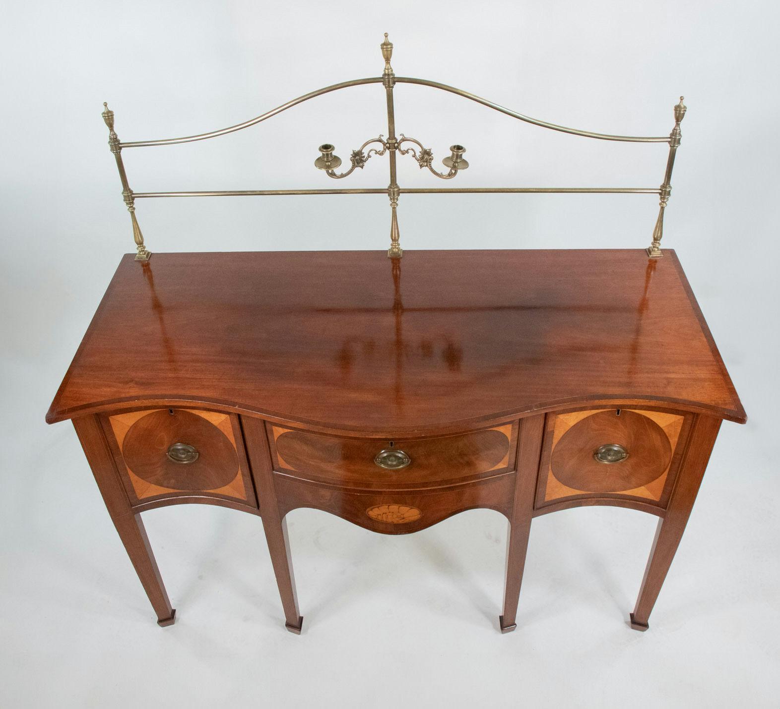 Ce buffet exquis, fabriqué vers 1790, illustre l'élégance du style Elegwhite, réputé pour ses lignes gracieuses et ses incrustations raffinées. Fabriquée en acajou avec un placage en bois de satin et une incrustation en bois de tulipier, cette pièce