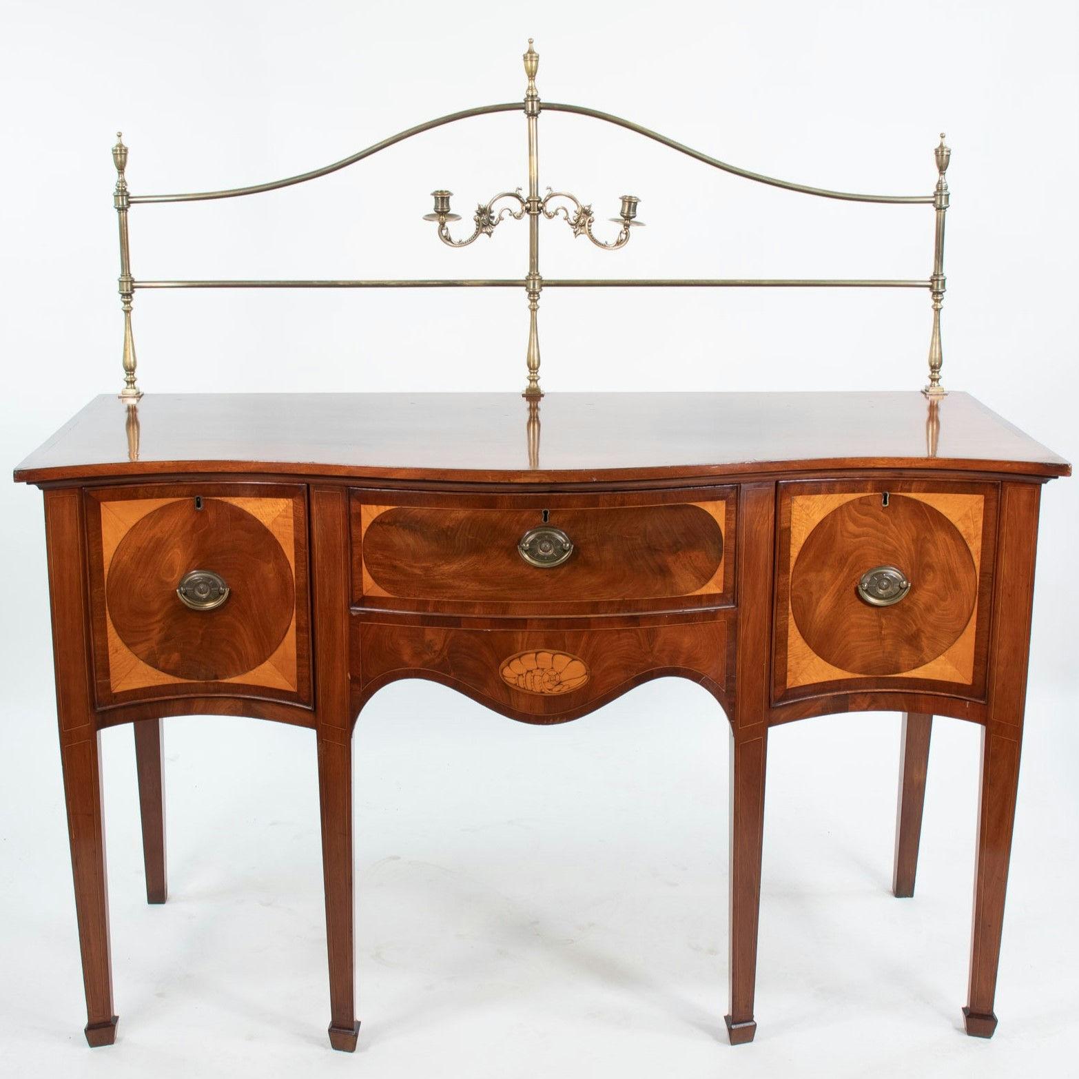 Buffet anglais en serpentine de Hepplewhite de la fin du XVIIIe siècle avec galerie en laiton en vente 14