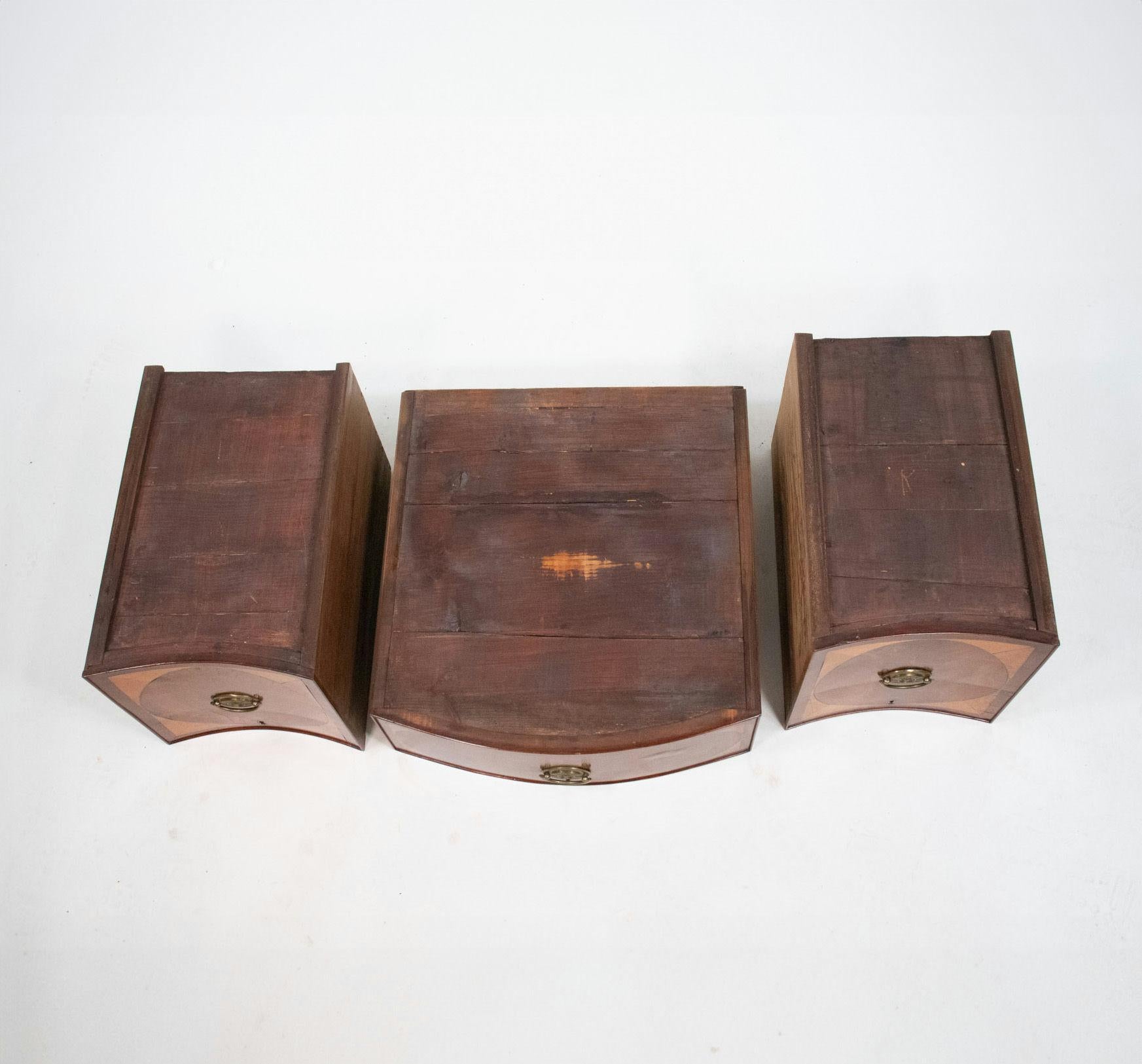 Buffet anglais en serpentine de Hepplewhite de la fin du XVIIIe siècle avec galerie en laiton Bon état - En vente à Chicago, IL