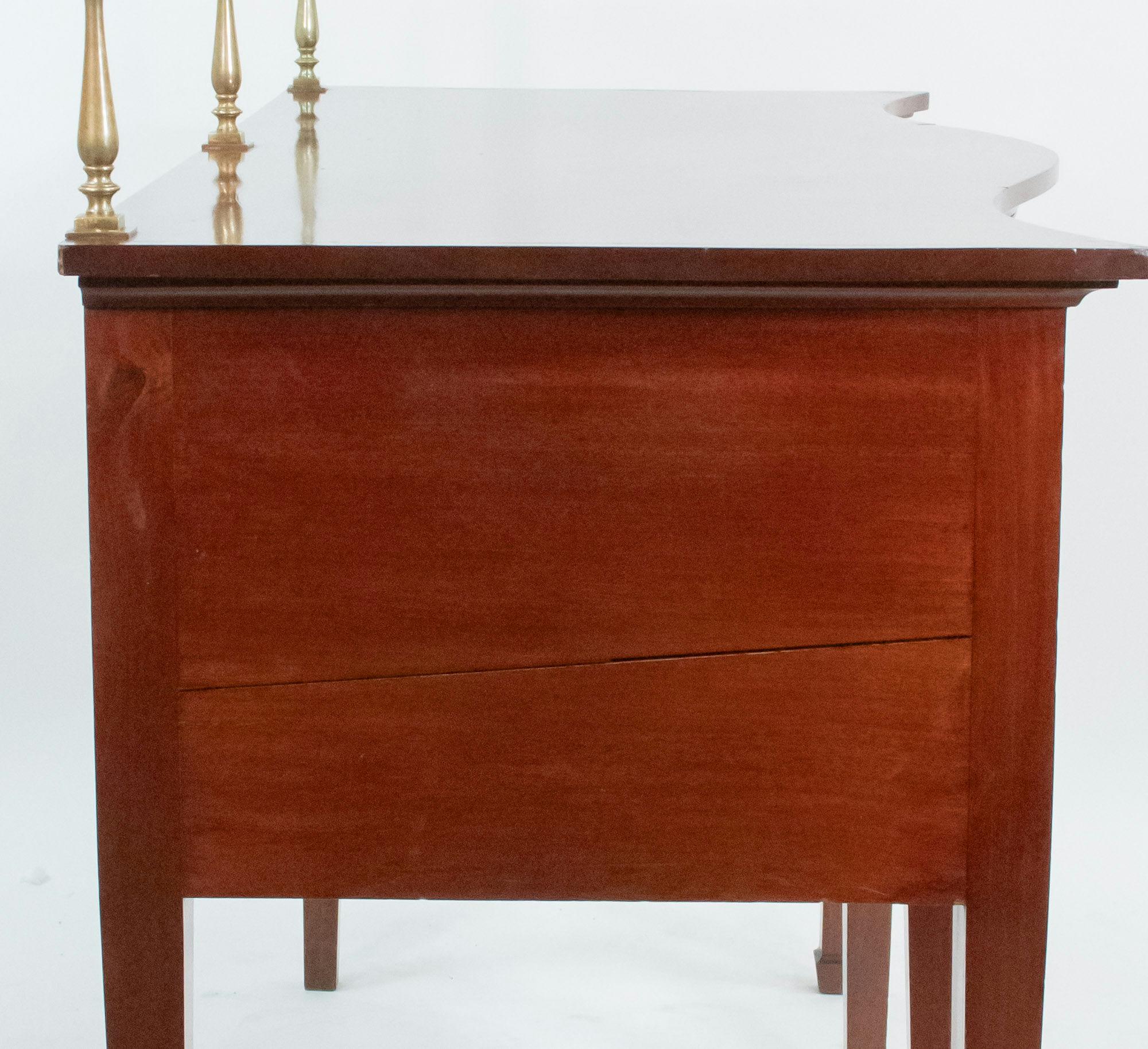 Buffet anglais en serpentine de Hepplewhite de la fin du XVIIIe siècle avec galerie en laiton en vente 2