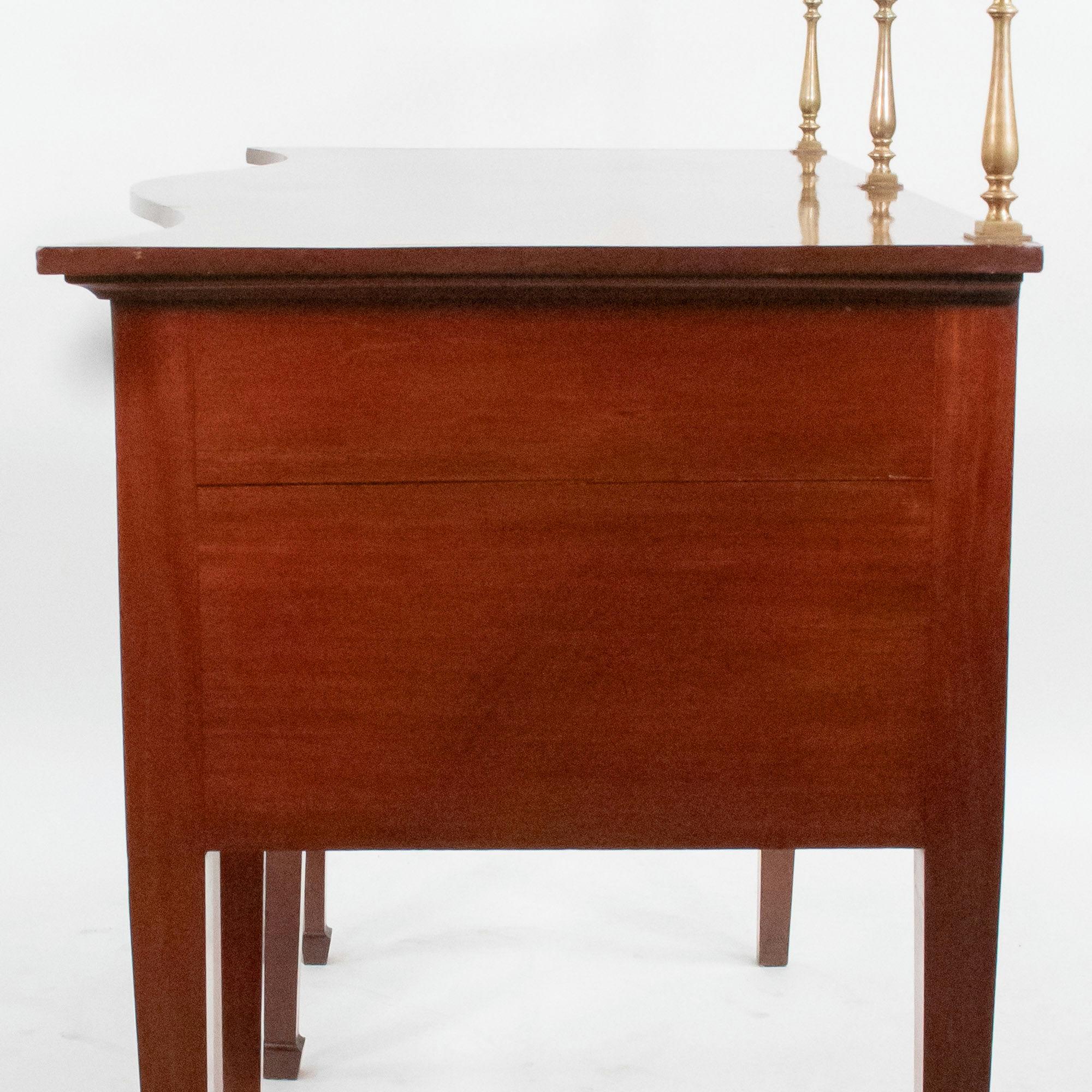 Buffet anglais en serpentine de Hepplewhite de la fin du XVIIIe siècle avec galerie en laiton en vente 3
