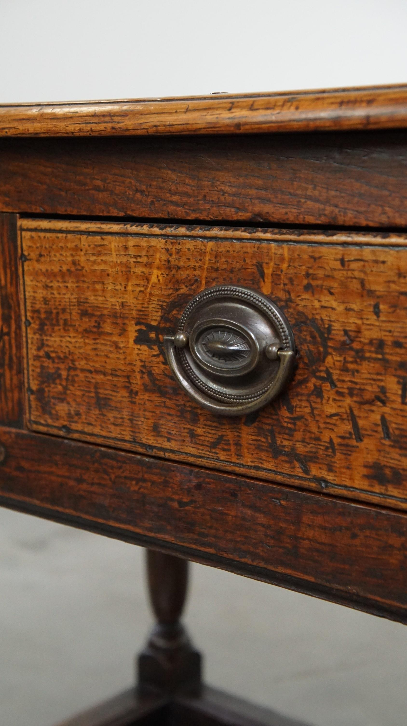 Table d'appoint anglaise de la fin du XVIIIe siècle en vente 5
