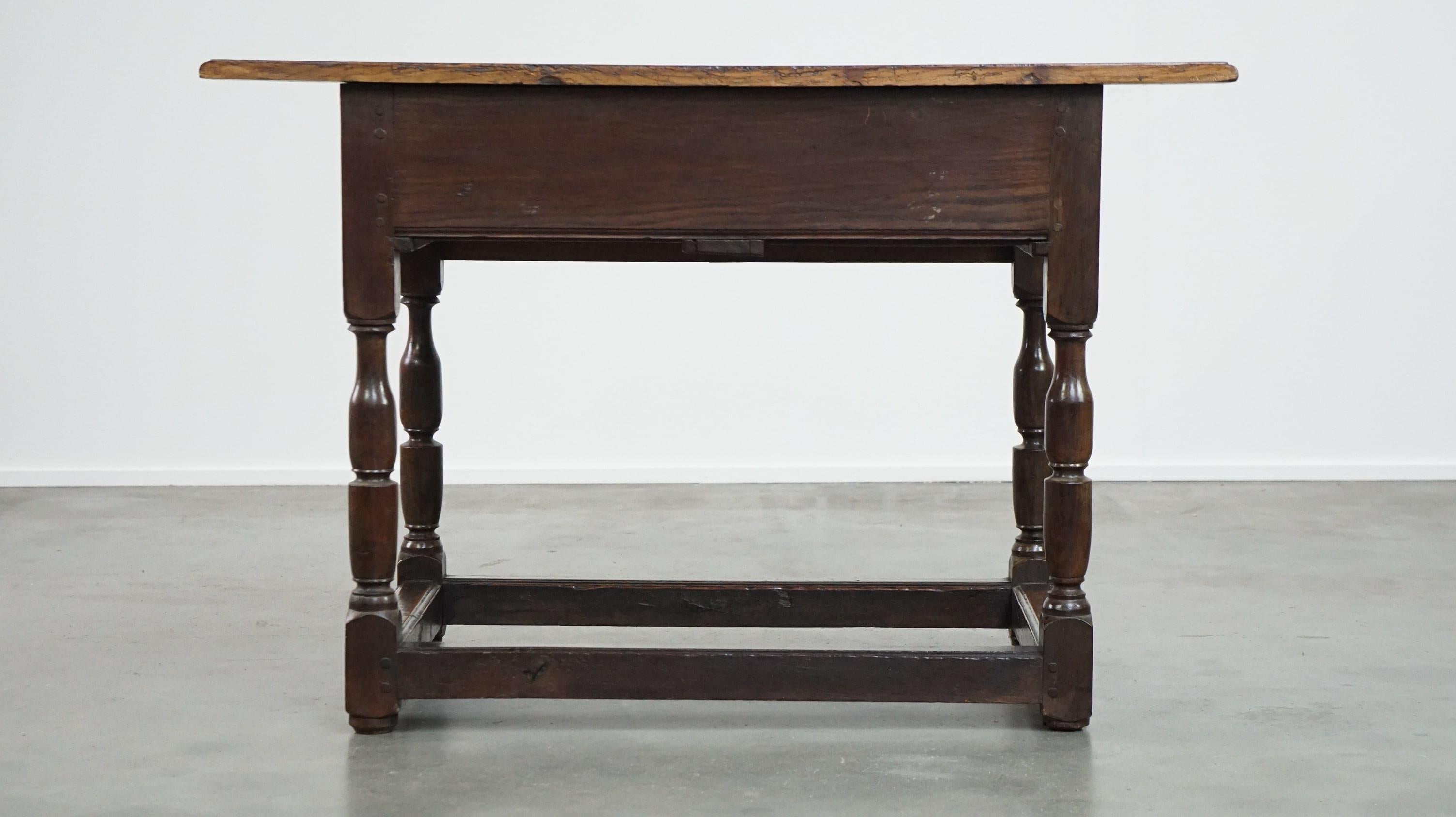 Bois Table d'appoint anglaise de la fin du XVIIIe siècle en vente