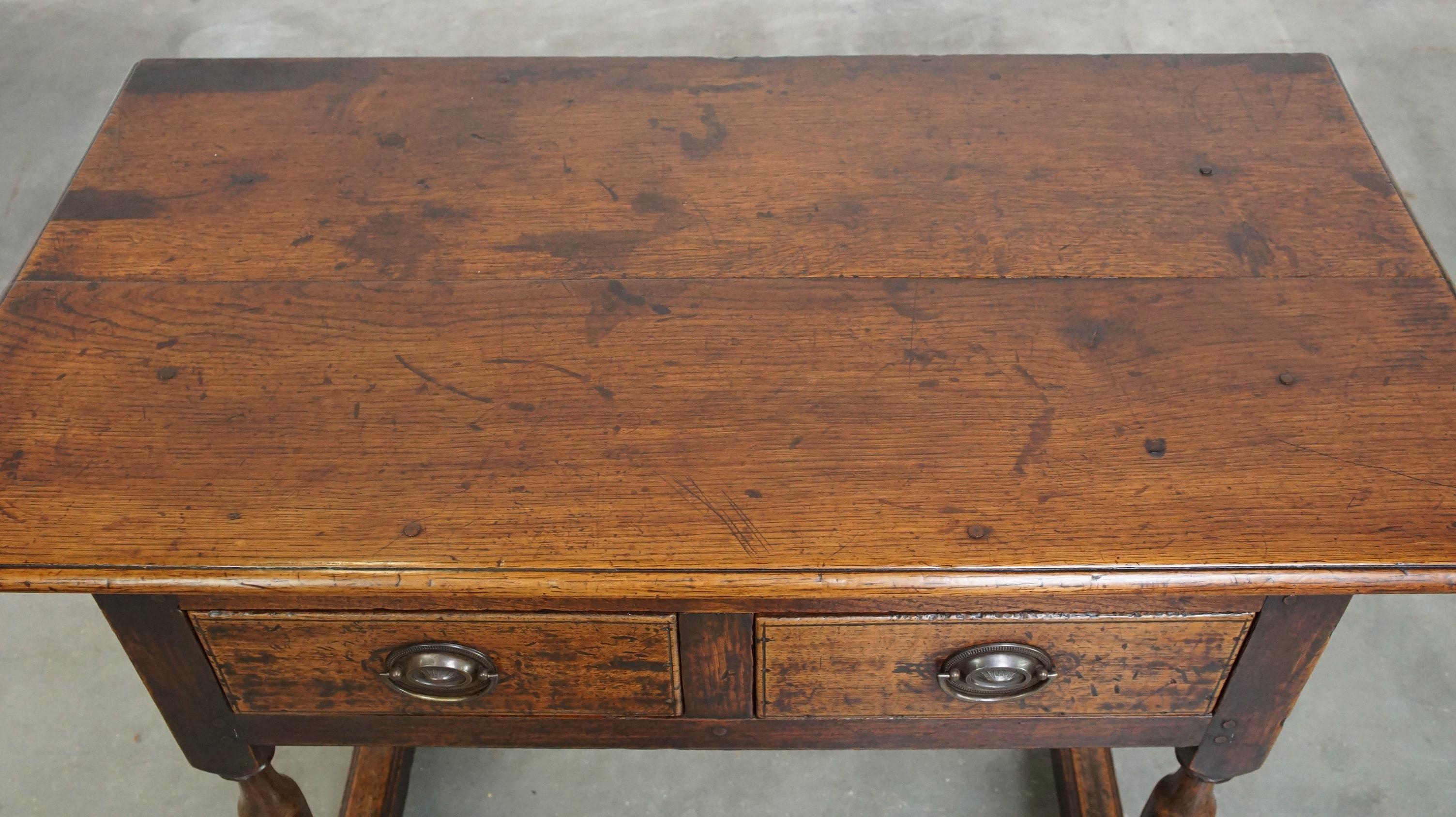 Table d'appoint anglaise de la fin du XVIIIe siècle en vente 2