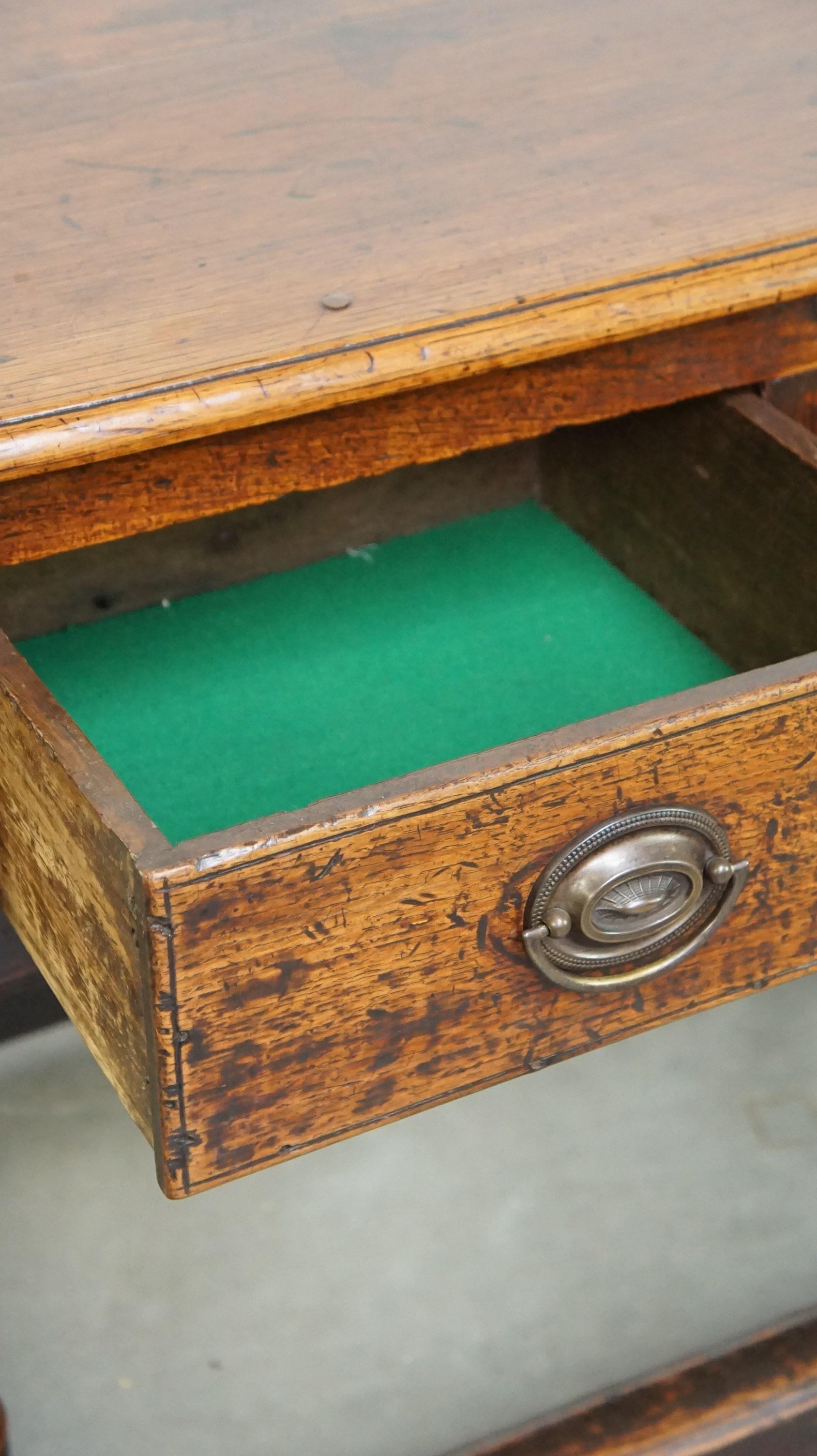 Table d'appoint anglaise de la fin du XVIIIe siècle en vente 3