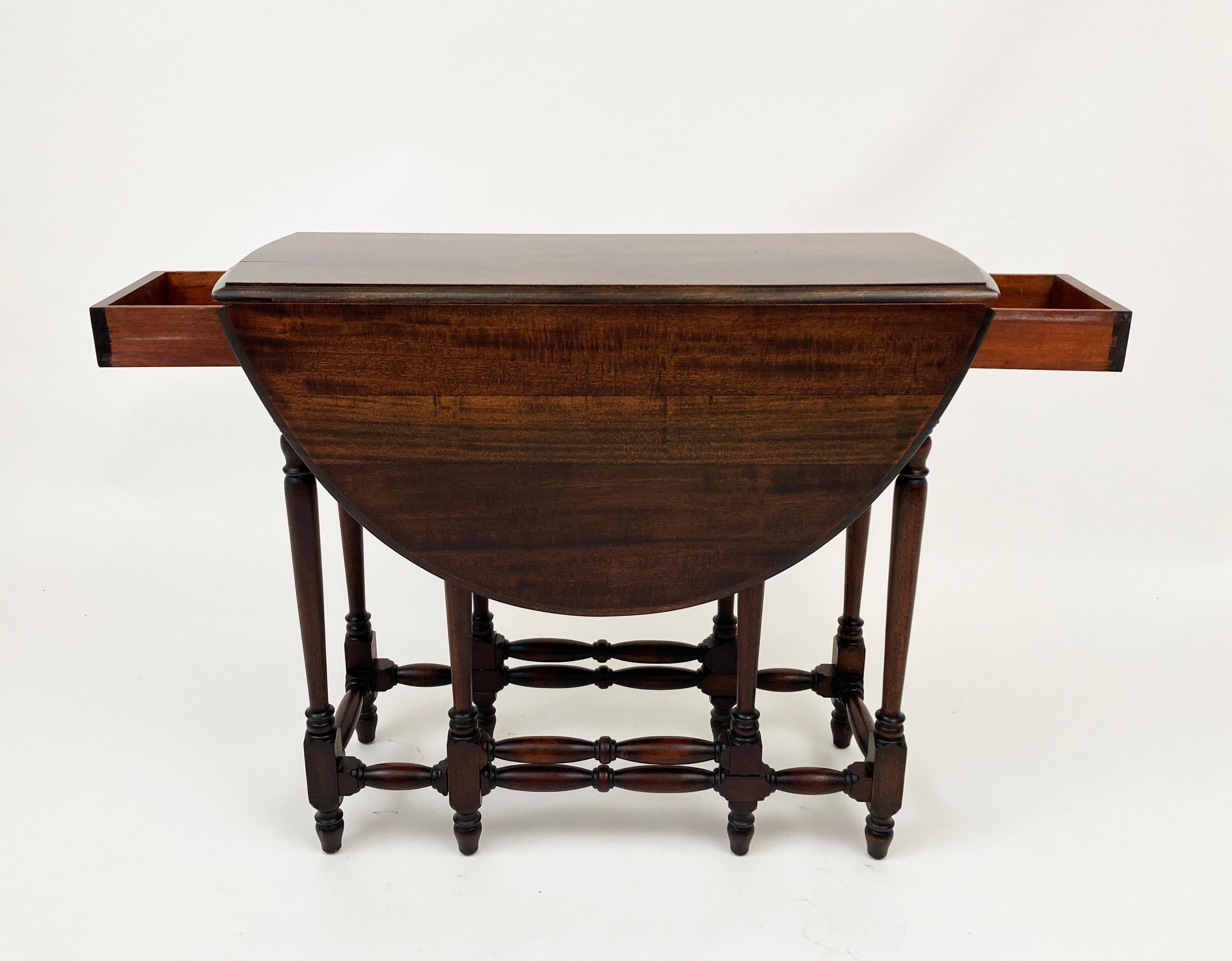 Englischer William & Mary-Tisch mit Klappe und Torblatt aus Nussbaum, Ende 18. im Angebot 4