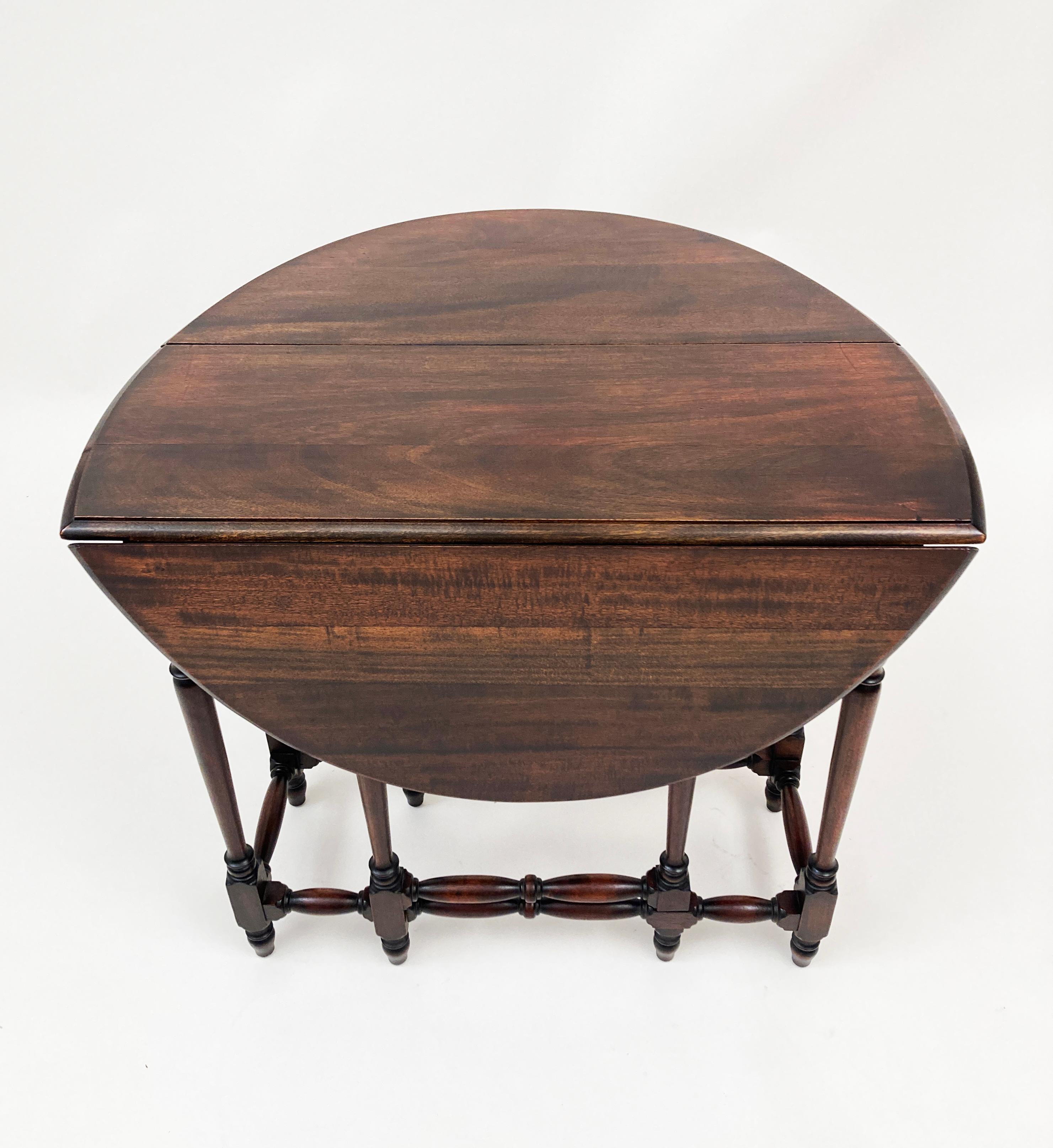 Late 18th Century English William and Mary Drop Leaf Gate-Leg Walnut Table In Good Condition For Sale In Louisville, KY