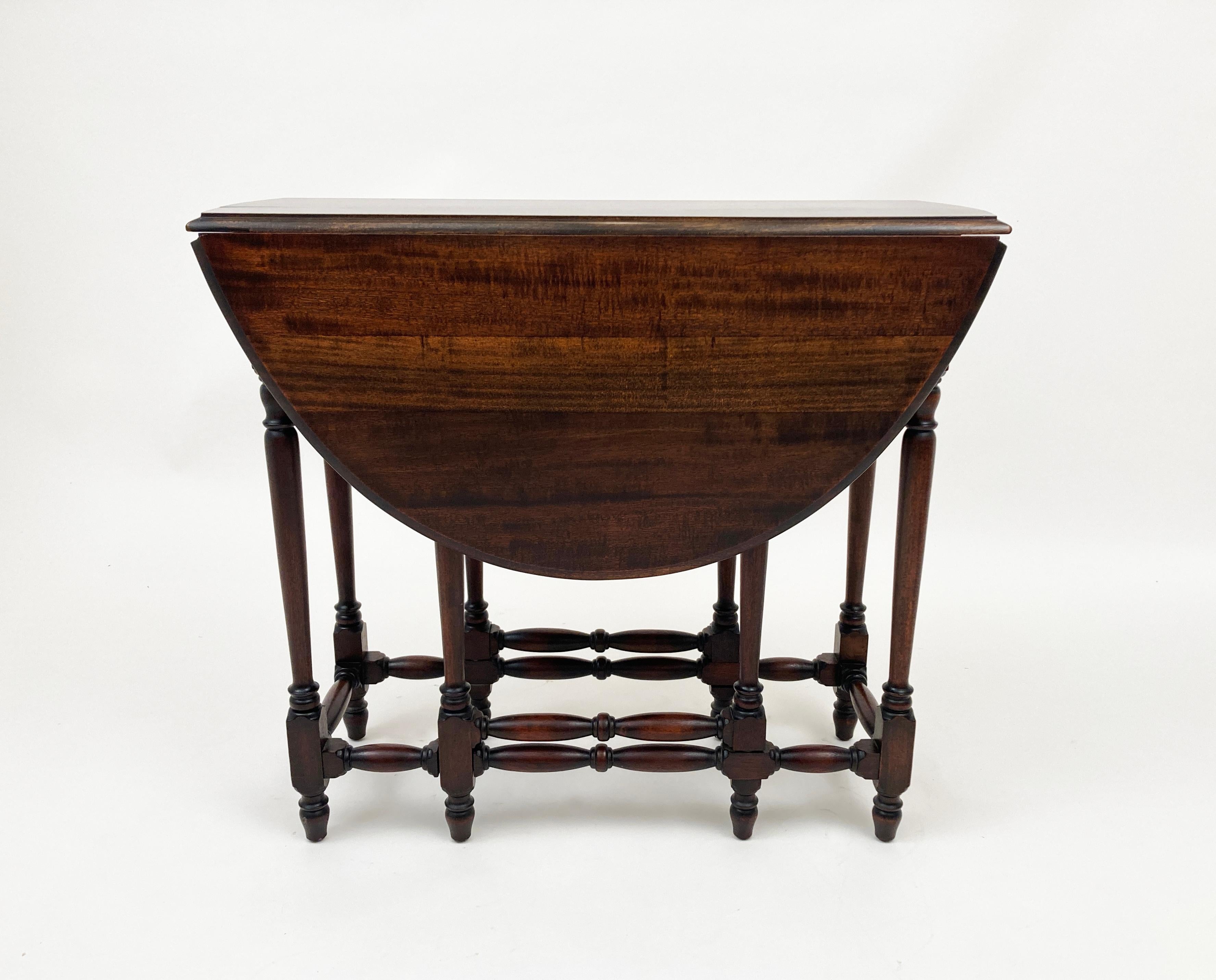 17th Century Late 18th Century English William and Mary Drop Leaf Gate-Leg Walnut Table For Sale
