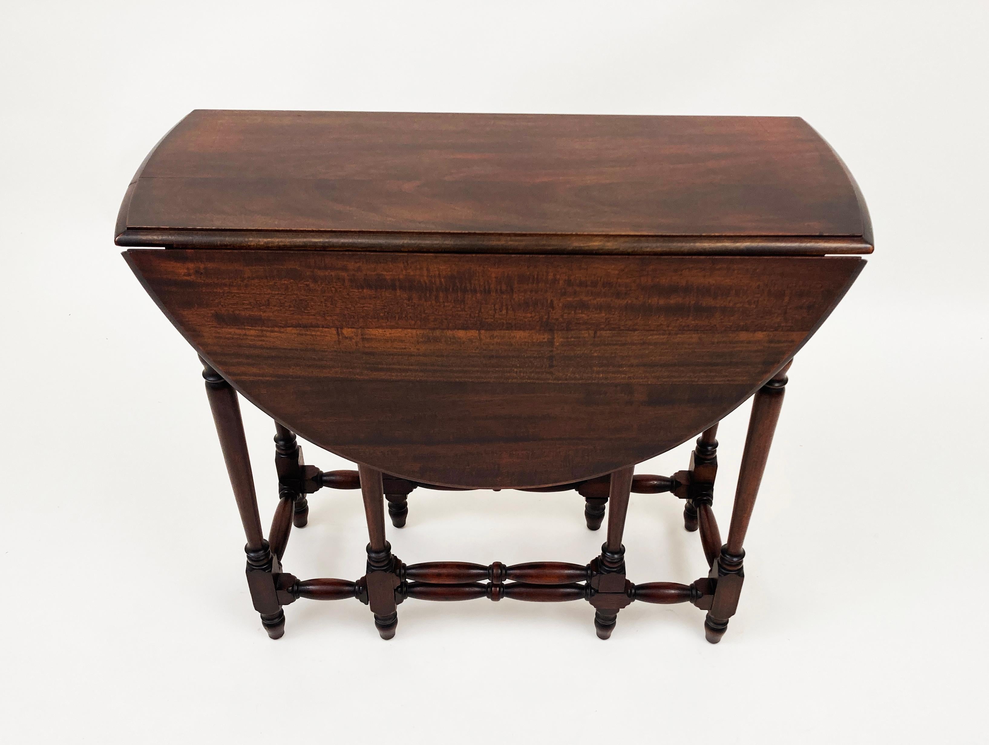 Late 18th Century English William and Mary Drop Leaf Gate-Leg Walnut Table For Sale 1