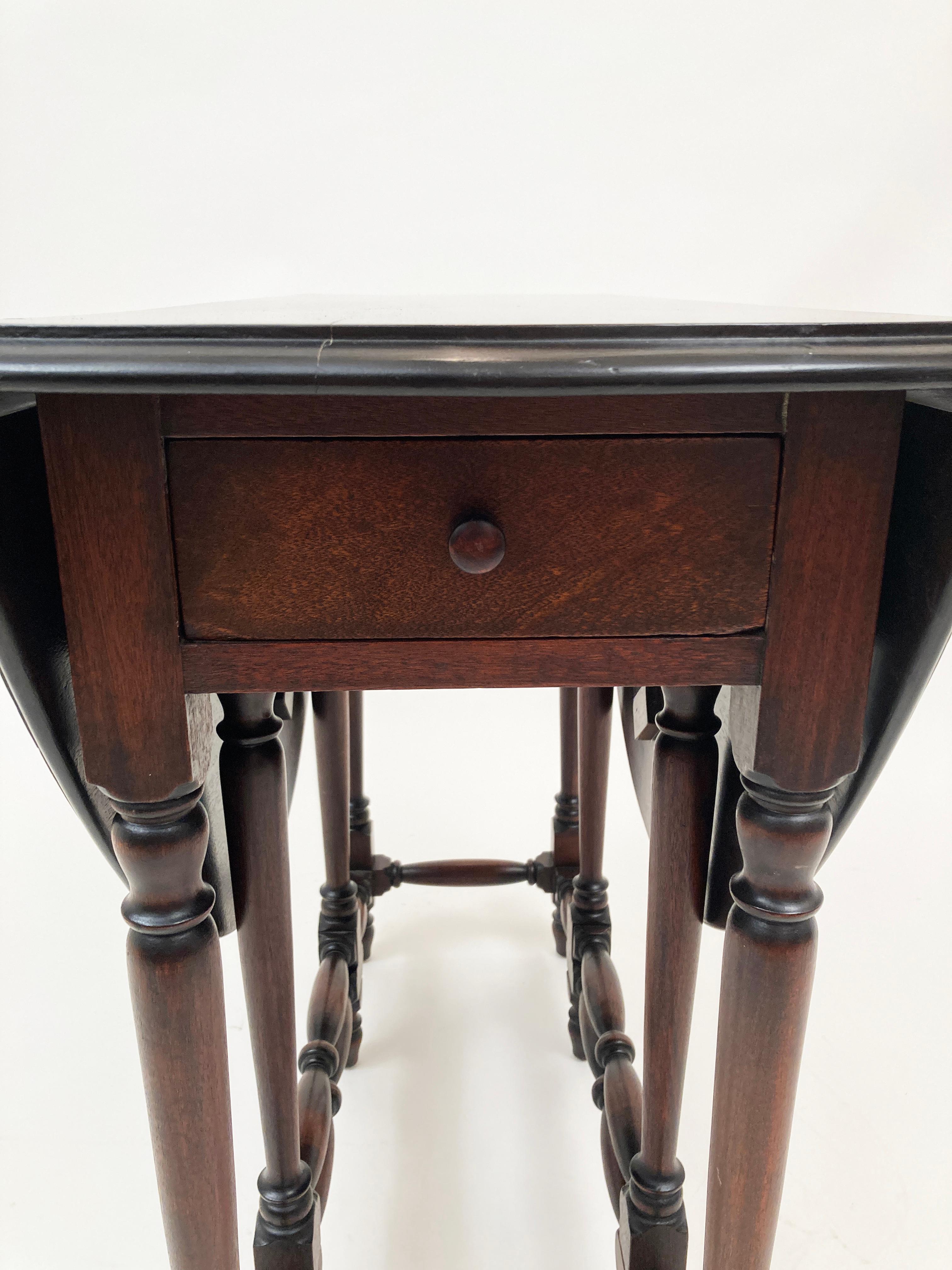 Late 18th Century English William and Mary Drop Leaf Gate-Leg Walnut Table For Sale 4