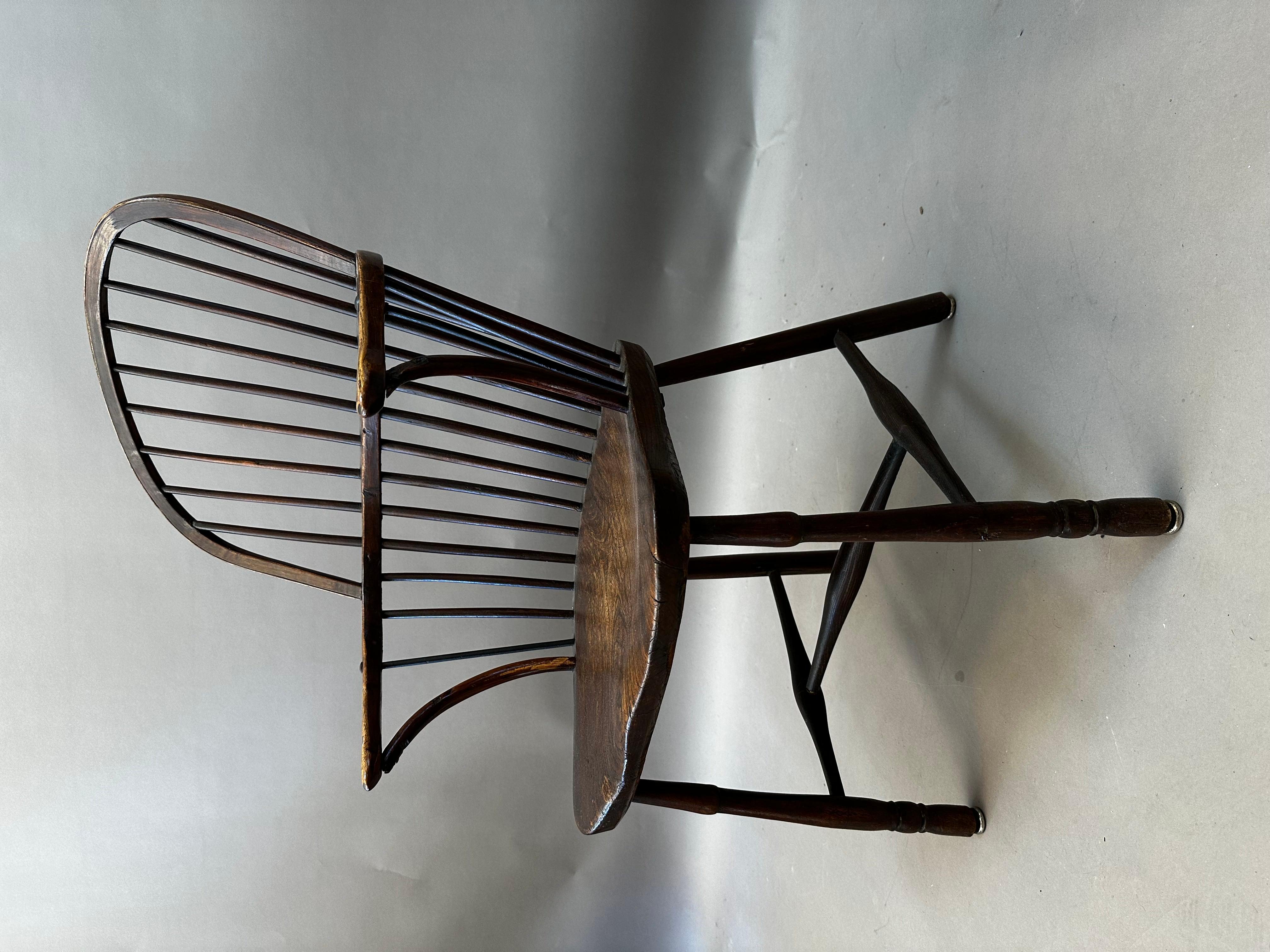 Englischer Windsor-Sessel des späten 18. Jahrhunderts.  Überwiegend aus Esche gefertigt, mit einem Sitz aus gemasertem Ulmenholz. Bügelrücken mit einfach gedrechselten Vorderbeinen und Streckern. Große ursprüngliche Farbe und glänzende Patina.