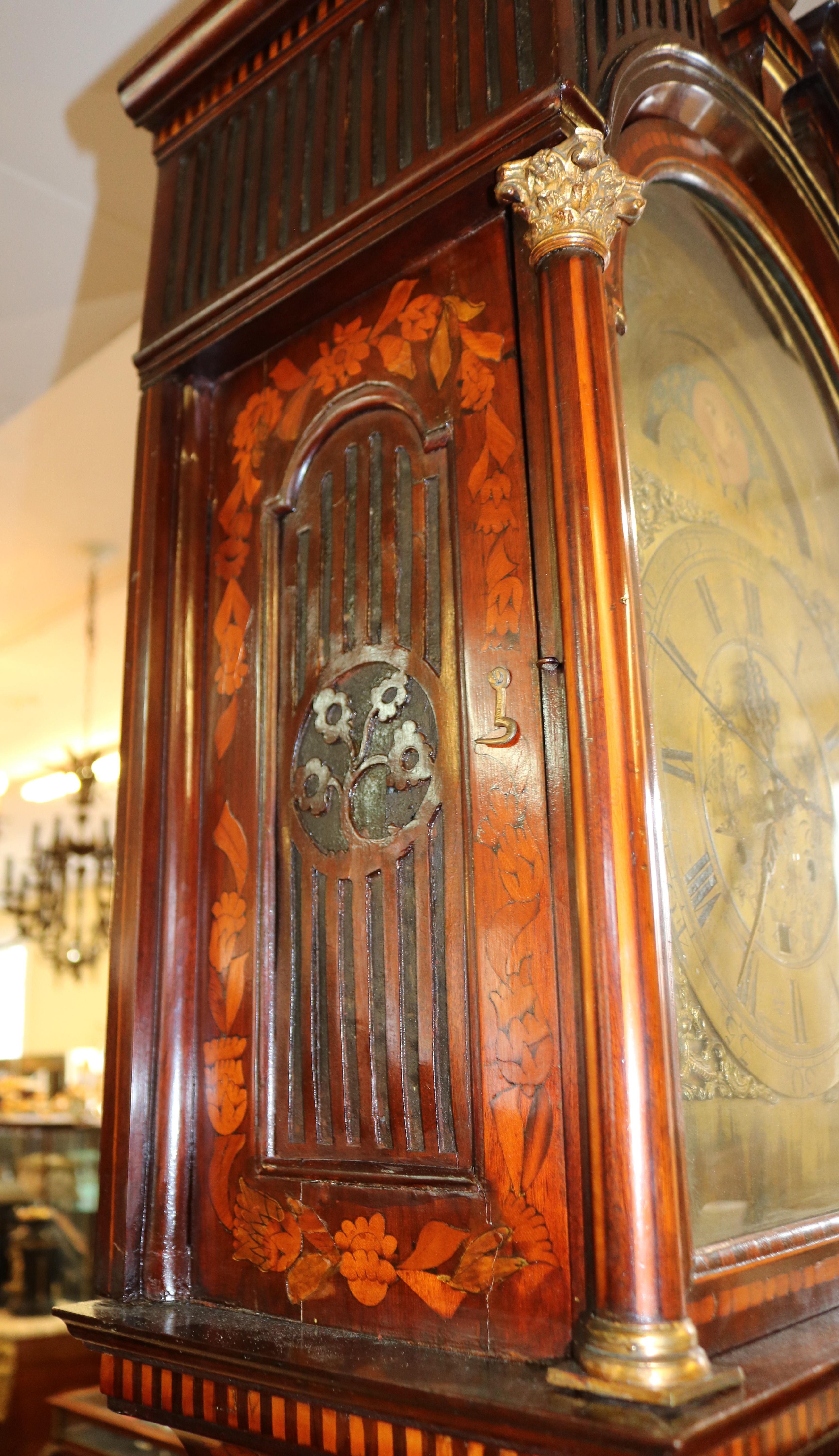 Horloge grand-père à grande caisse en marqueterie hollandaise figurative de la fin du XVIIIe siècle  en vente 13