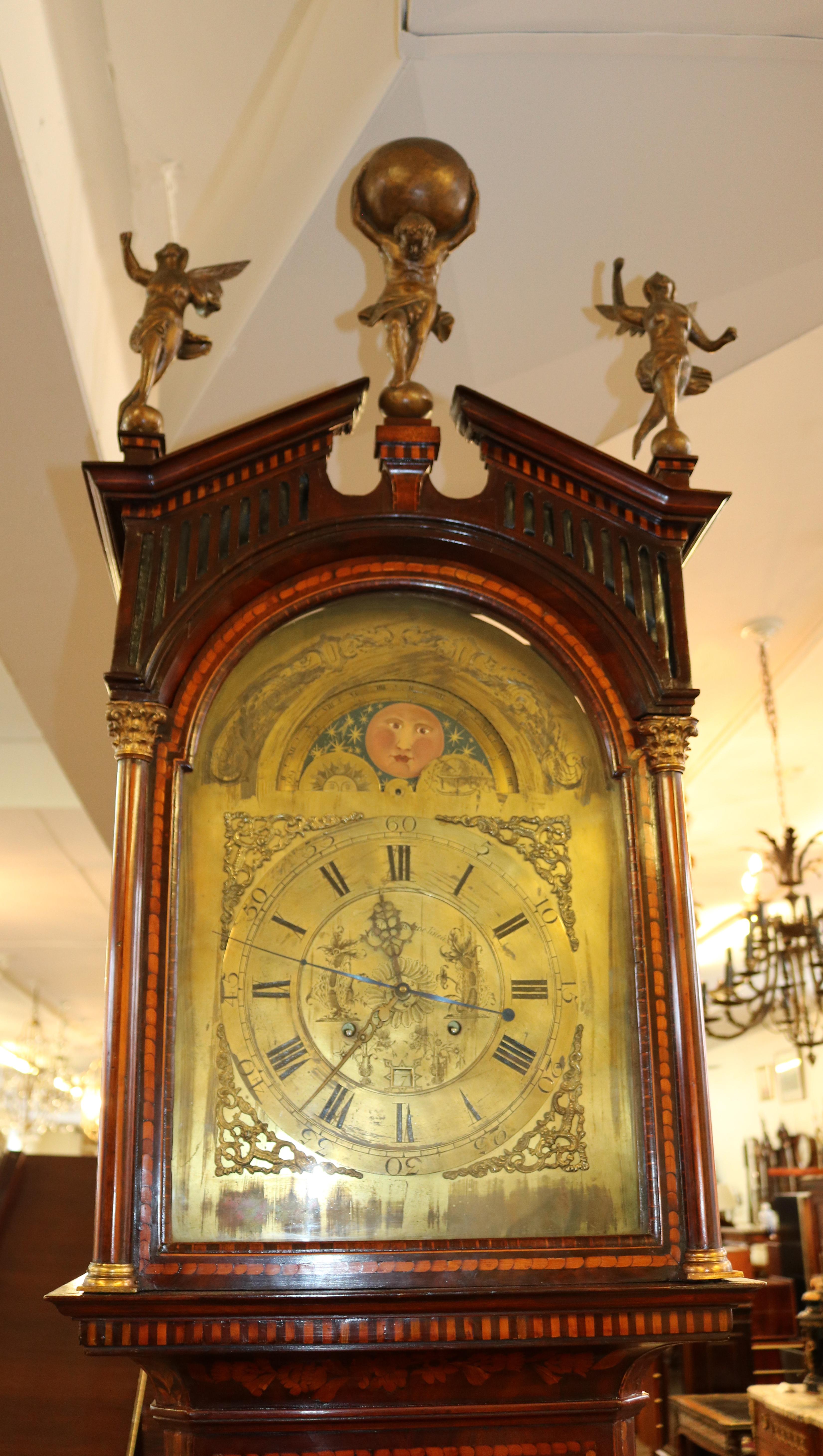 Néerlandais Horloge grand-père à grande caisse en marqueterie hollandaise figurative de la fin du XVIIIe siècle  en vente