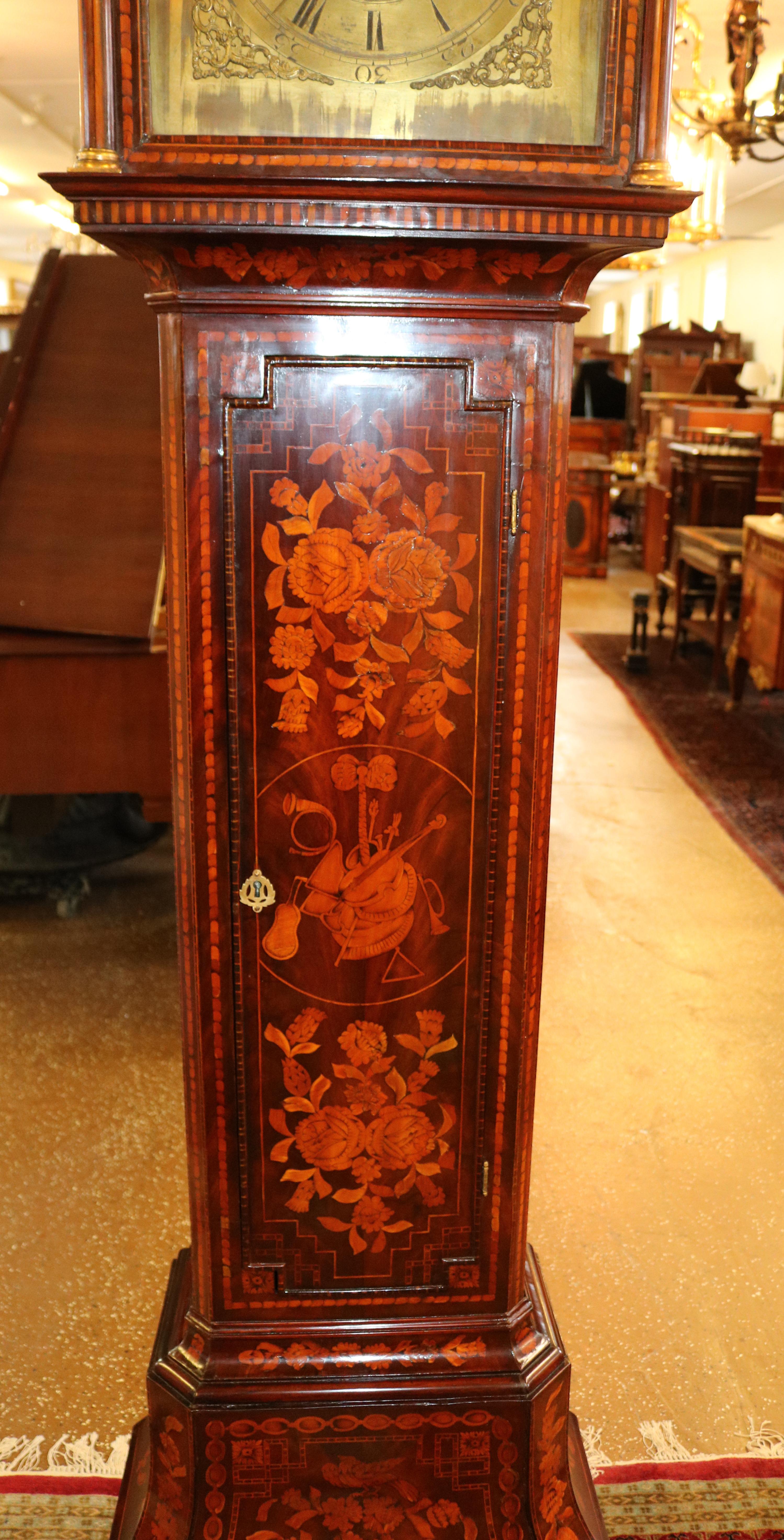 Incrusté Horloge grand-père à grande caisse en marqueterie hollandaise figurative de la fin du XVIIIe siècle  en vente
