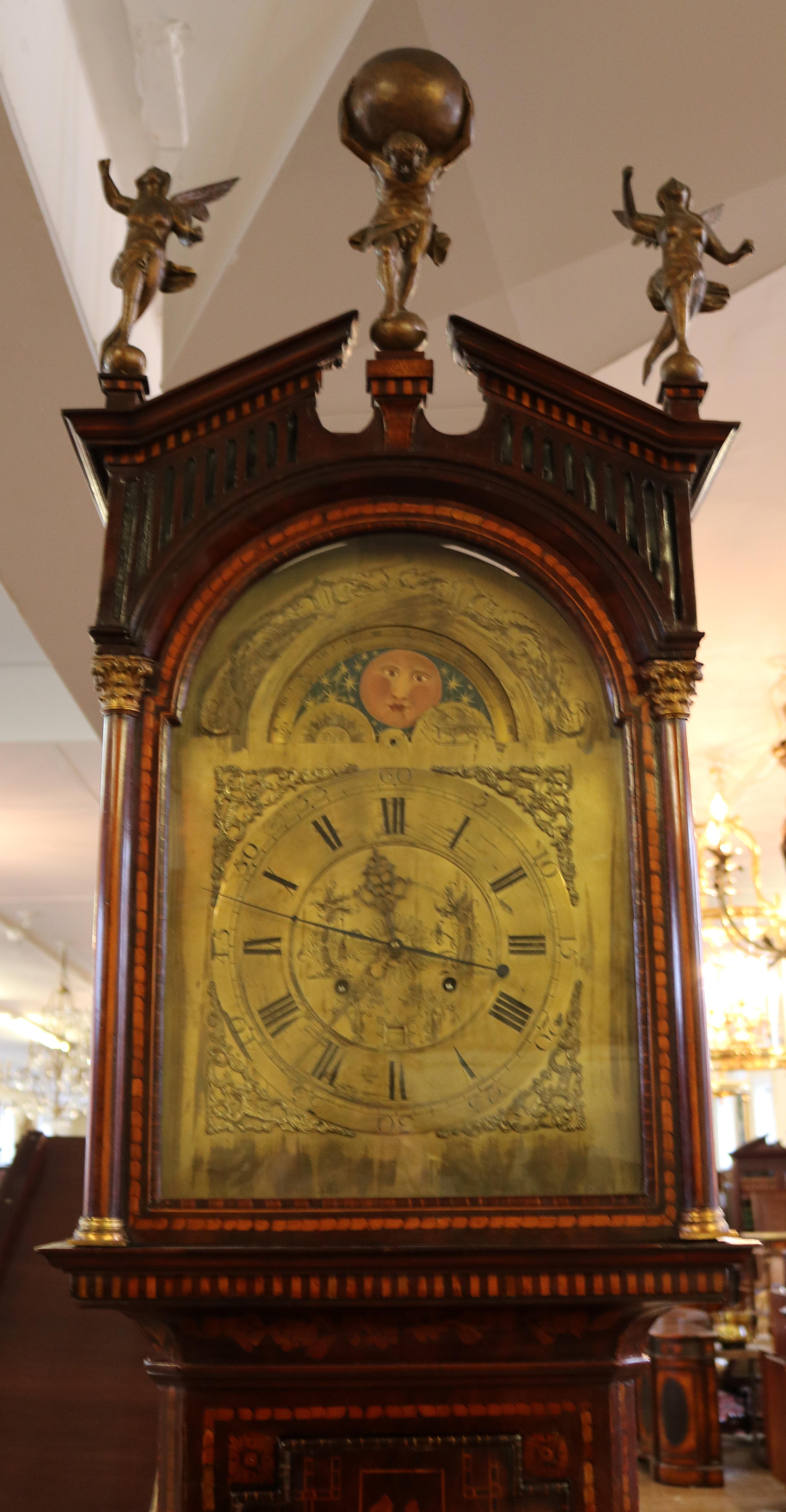 Laiton Horloge grand-père à grande caisse en marqueterie hollandaise figurative de la fin du XVIIIe siècle  en vente