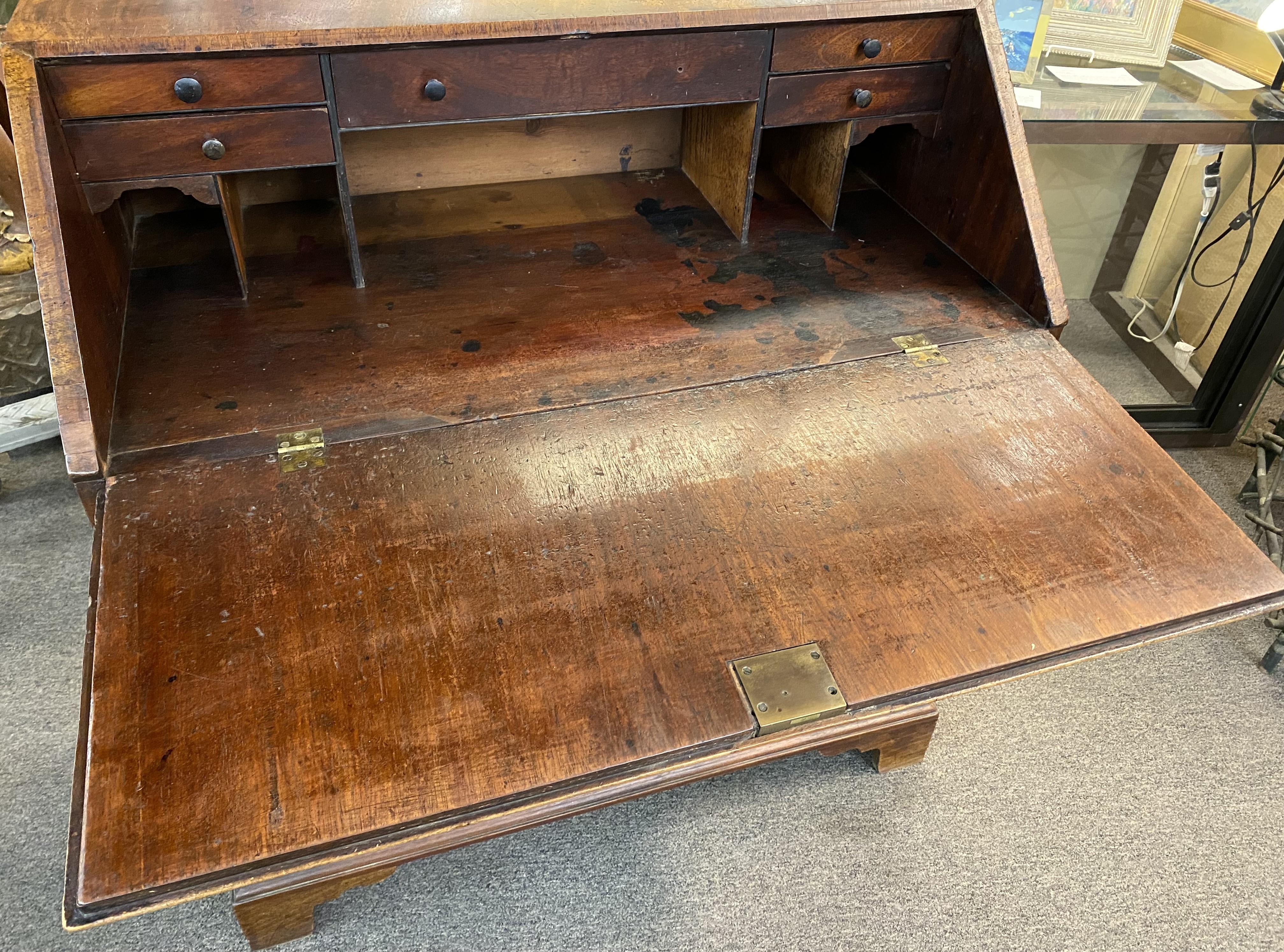 Spätes 18. Jahrhundert Figured Mahagoni Chippendale Georgian Slant Front Desk (Messing) im Angebot
