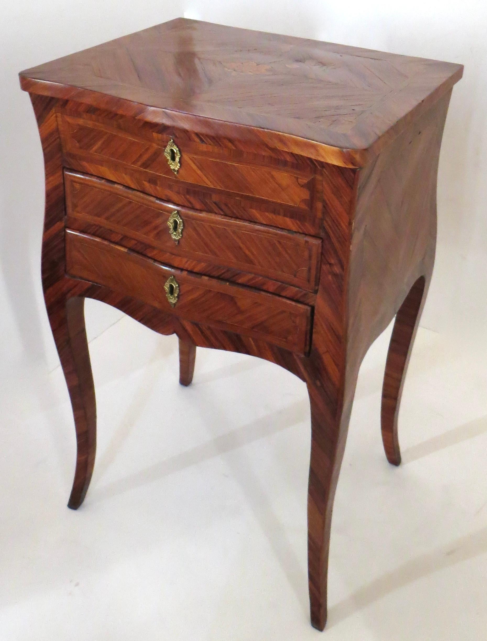 Cette table de travail de style Louis XV de la fin du XVIIIe siècle avait de multiples usages : table de couture pour le rangement et le travail nécessaire au crochet, à la broderie, au tricot et à d'autres besoins de la couturière. Avec le miroir