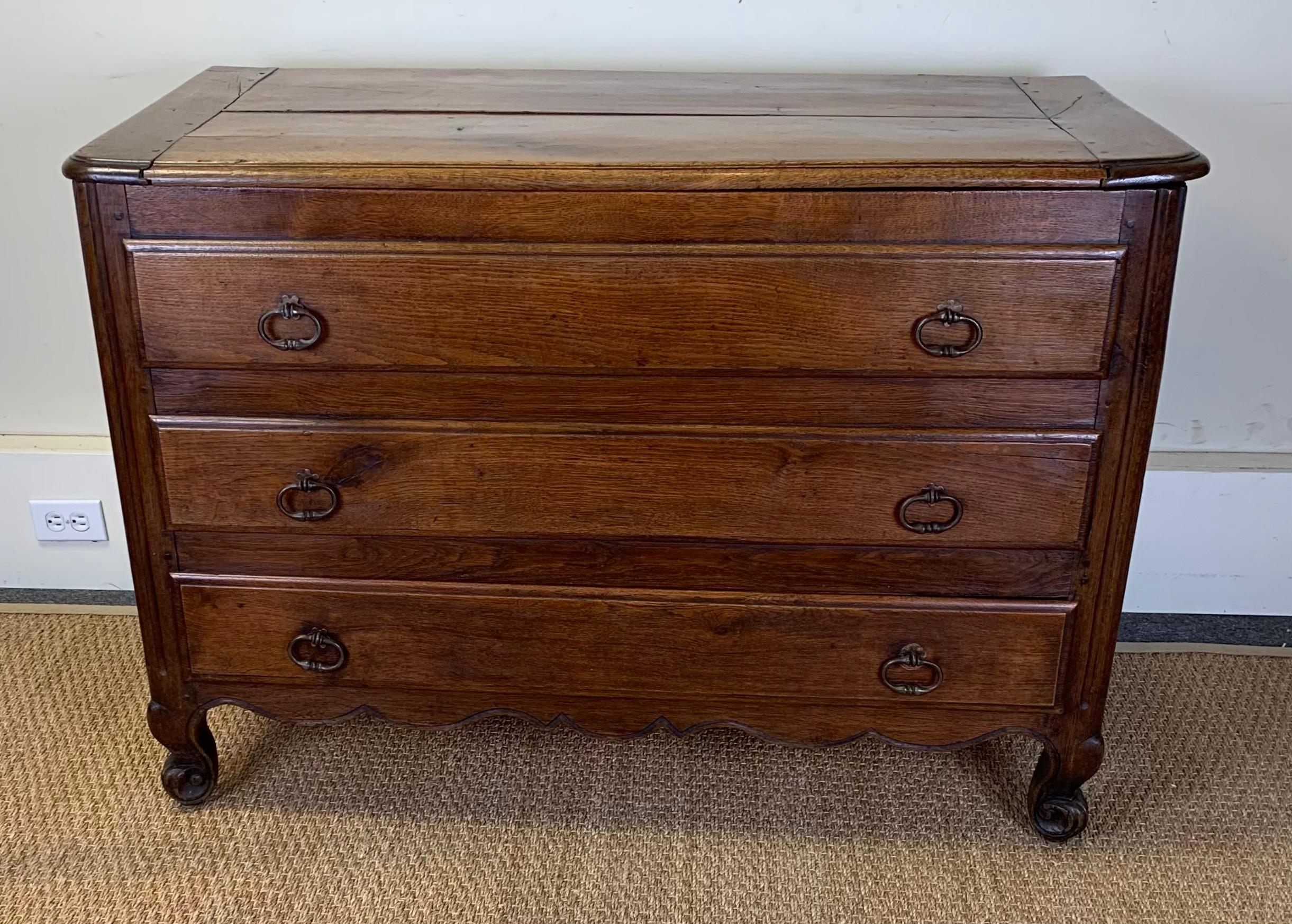 Late 18th Century French Blanket Chest In Good Condition In Kilmarnock, VA