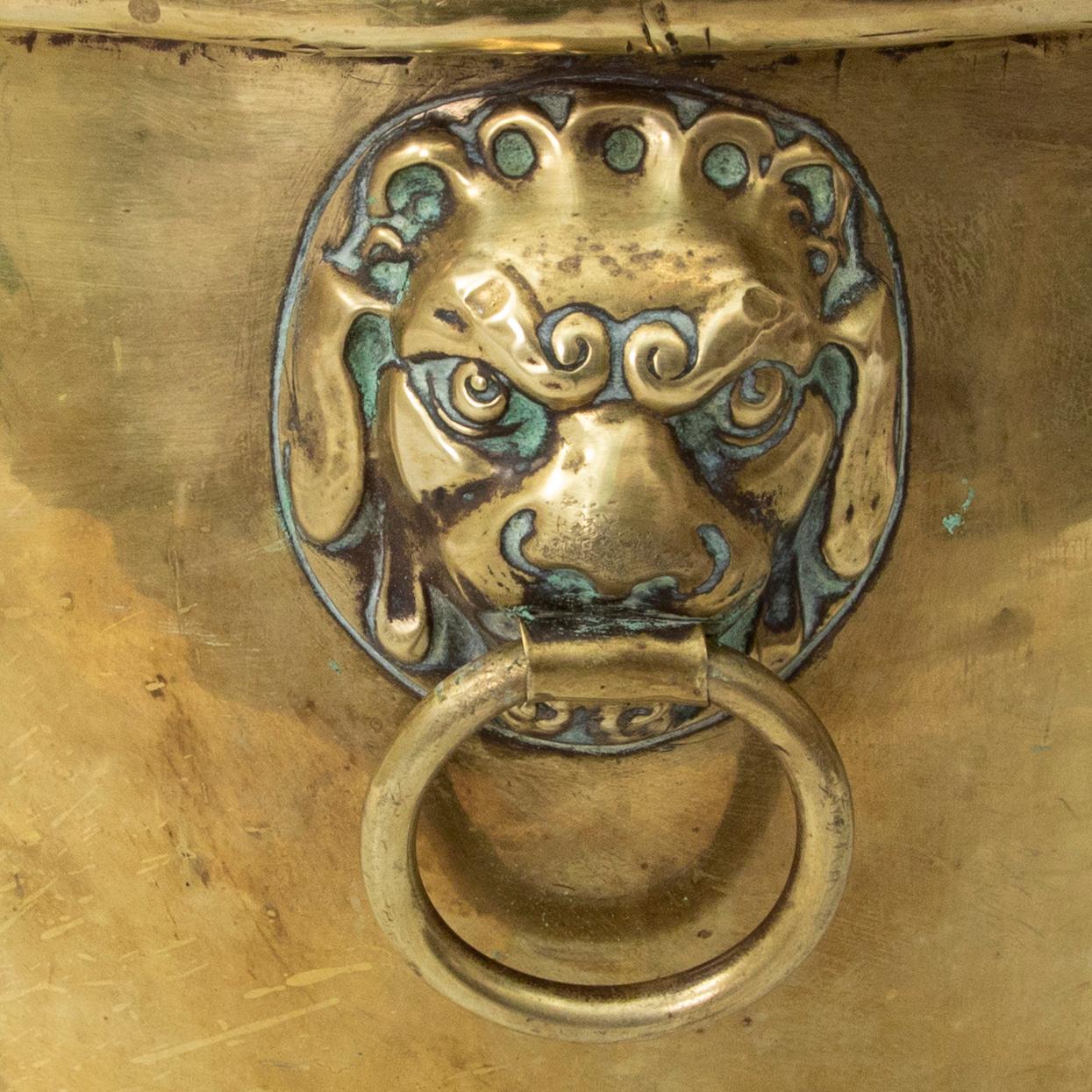 Französischer Repousse-Übertöpfer aus Messing aus dem späten 18. Jahrhundert aus französischem Chateau im Angebot 6