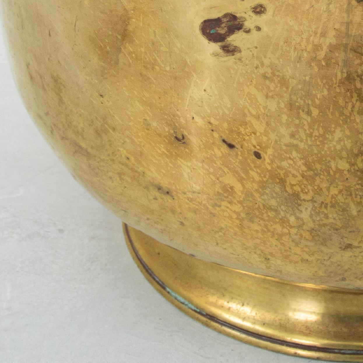 Französischer Repousse-Übertöpfer aus Messing aus dem späten 18. Jahrhundert aus französischem Chateau im Angebot 7