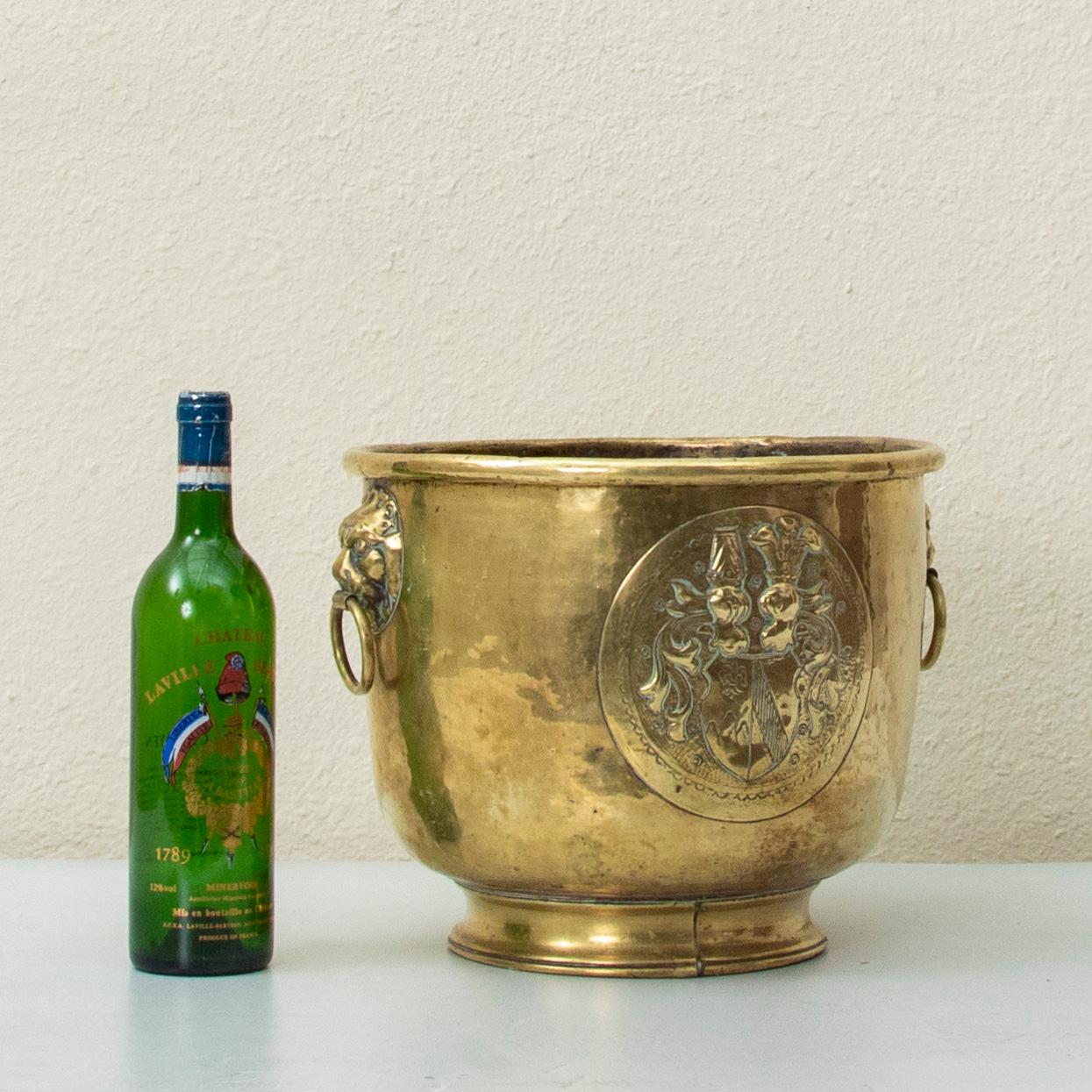 Französischer Repousse-Übertöpfer aus Messing aus dem späten 18. Jahrhundert aus französischem Chateau im Angebot 8