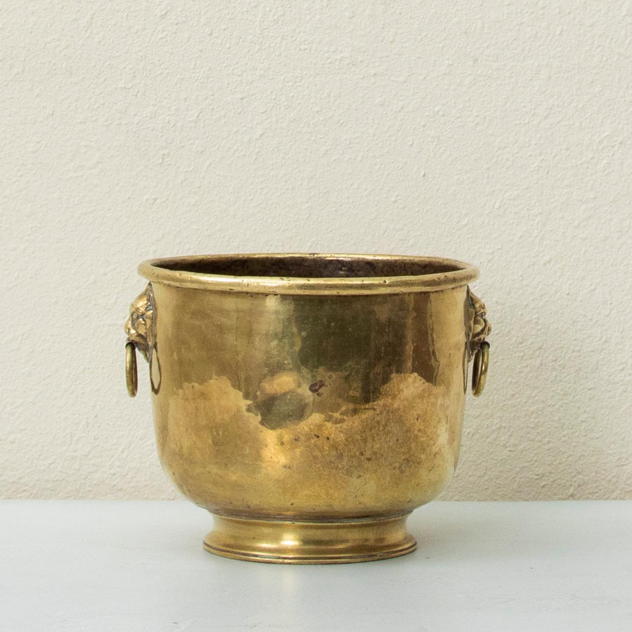 Französischer Repousse-Übertöpfer aus Messing aus dem späten 18. Jahrhundert aus französischem Chateau (Repoussé) im Angebot