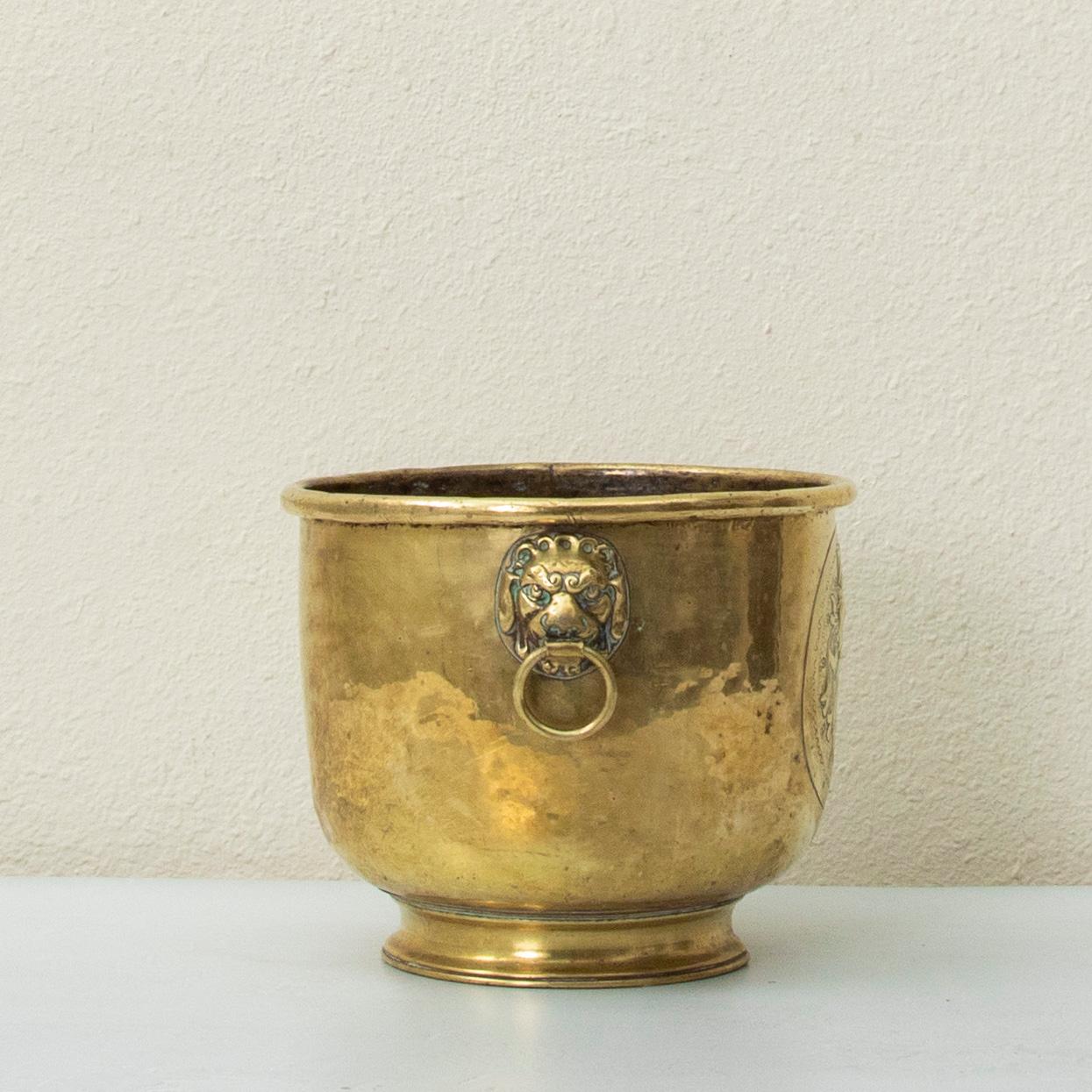 Französischer Repousse-Übertöpfer aus Messing aus dem späten 18. Jahrhundert aus französischem Chateau im Zustand „Gut“ im Angebot in Fayetteville, AR