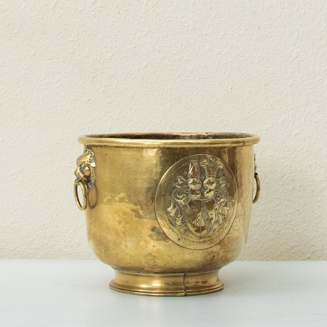 Französischer Repousse-Übertöpfer aus Messing aus dem späten 18. Jahrhundert aus französischem Chateau im Angebot 1