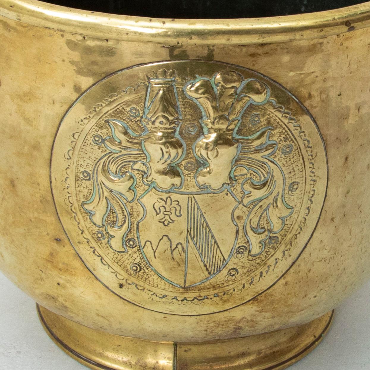 Französischer Repousse-Übertöpfer aus Messing aus dem späten 18. Jahrhundert aus französischem Chateau im Angebot 2