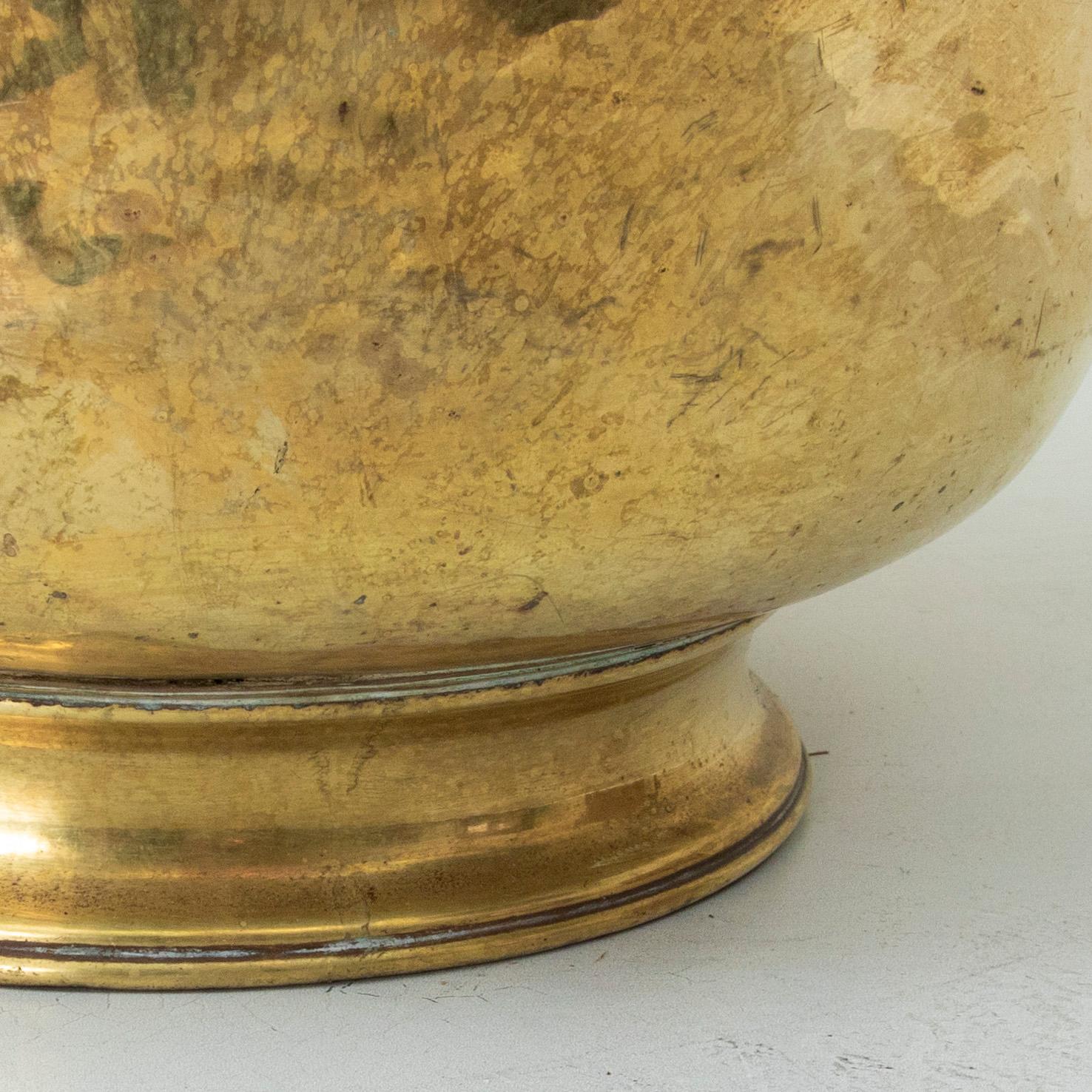 Französischer Repousse-Übertöpfer aus Messing aus dem späten 18. Jahrhundert aus französischem Chateau im Angebot 4