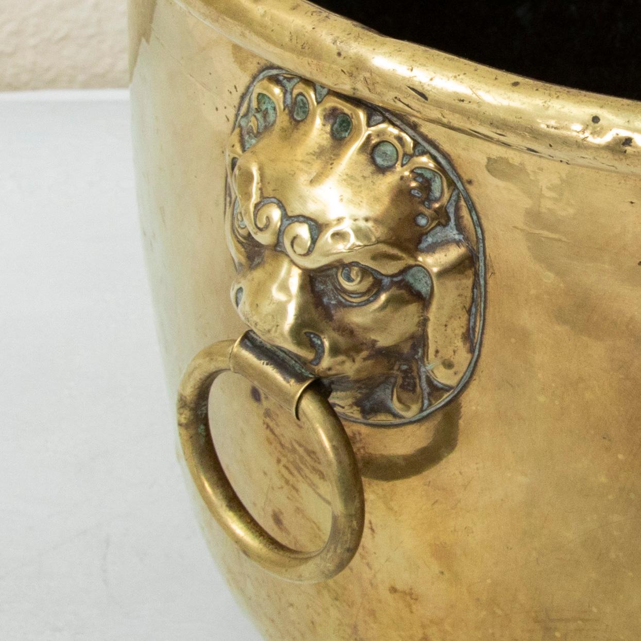 Französischer Repousse-Übertöpfer aus Messing aus dem späten 18. Jahrhundert aus französischem Chateau im Angebot 5