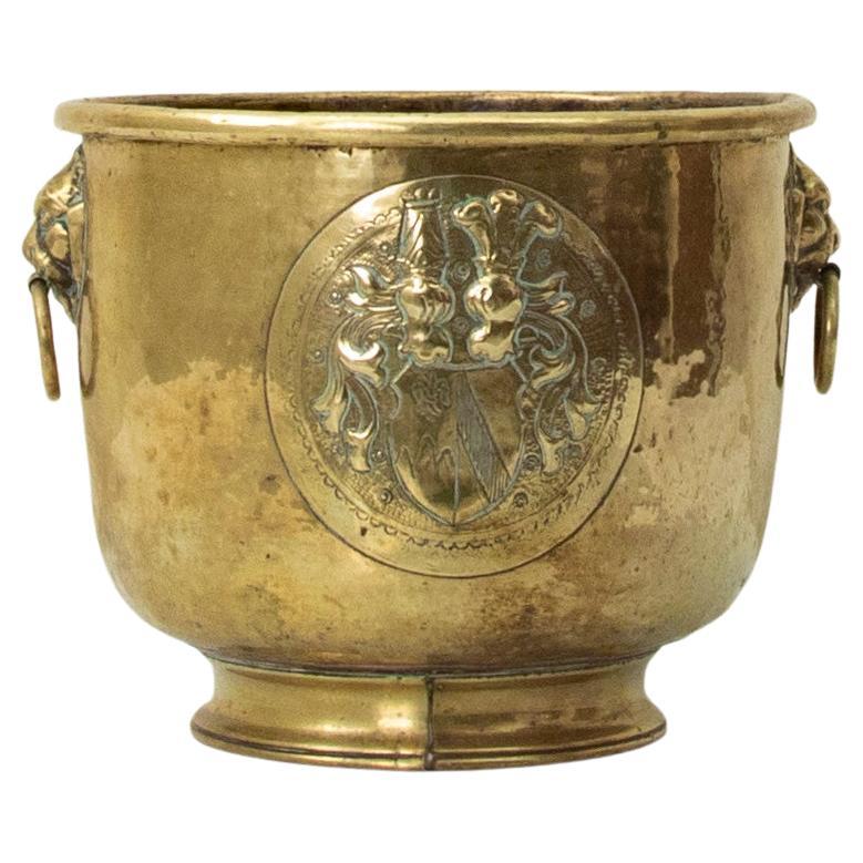Französischer Repousse-Übertöpfer aus Messing aus dem späten 18. Jahrhundert aus französischem Chateau im Angebot