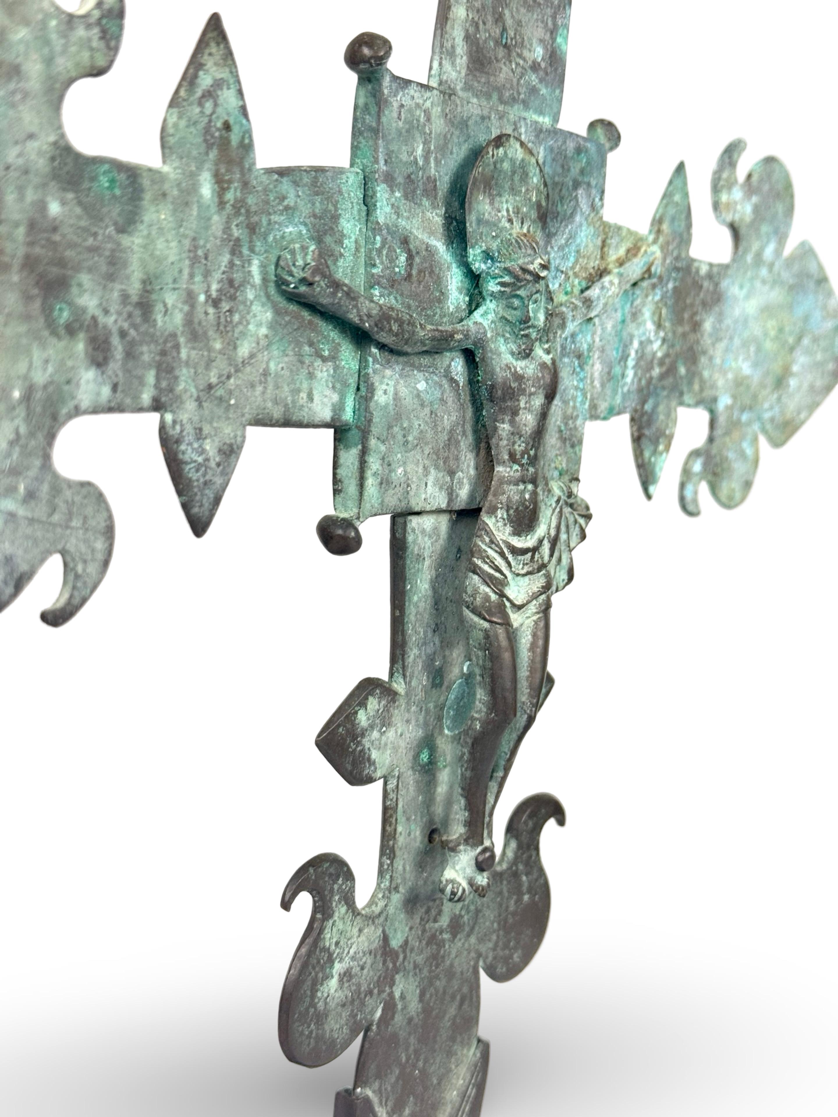Croce da processione in bronzo francese della fine del XVIII secolo a forma di Fleur-de-Lis In condizioni discrete in vendita a Philadelphia, PA