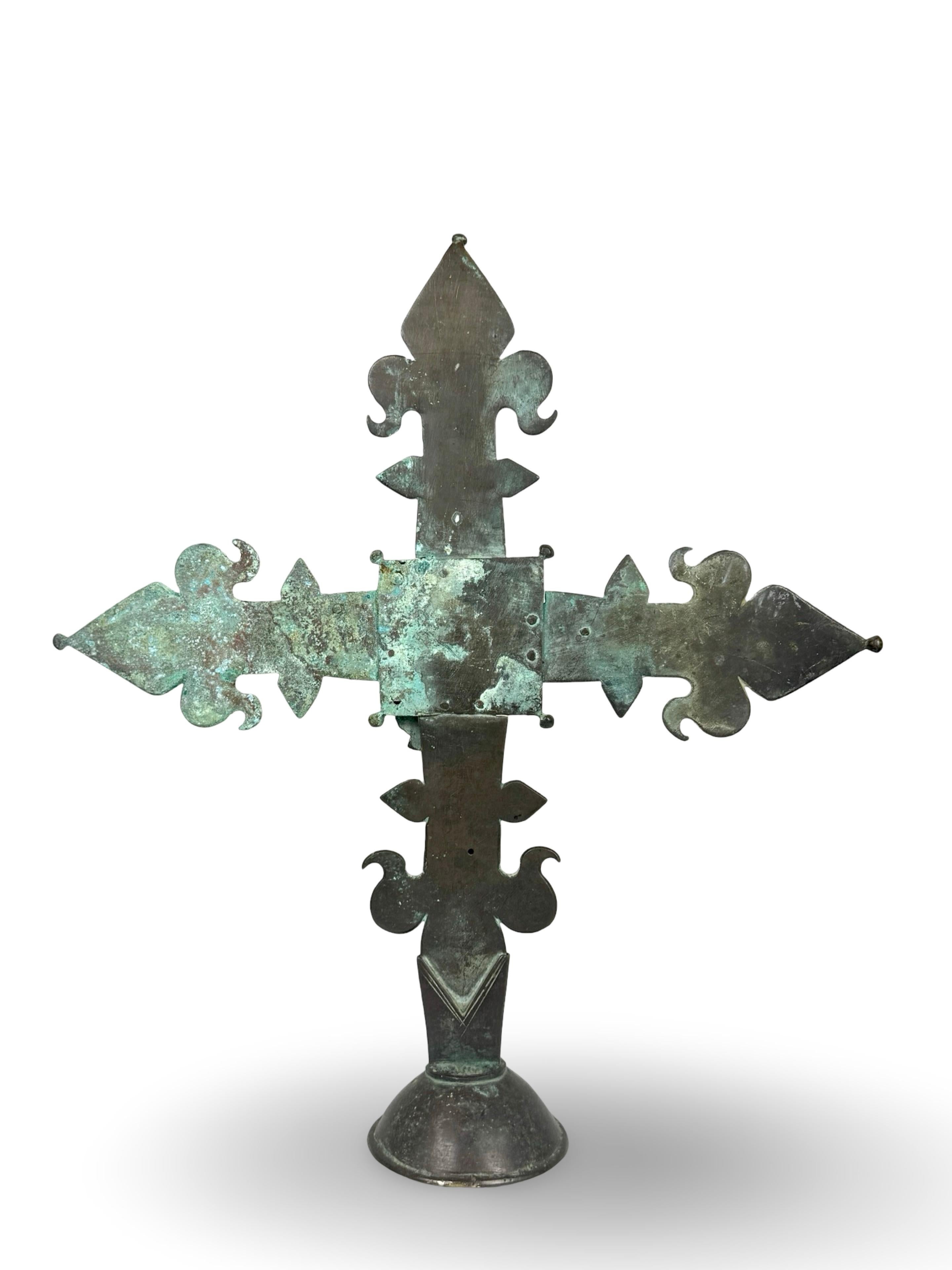 Bronzo Croce da processione in bronzo francese della fine del XVIII secolo a forma di Fleur-de-Lis in vendita