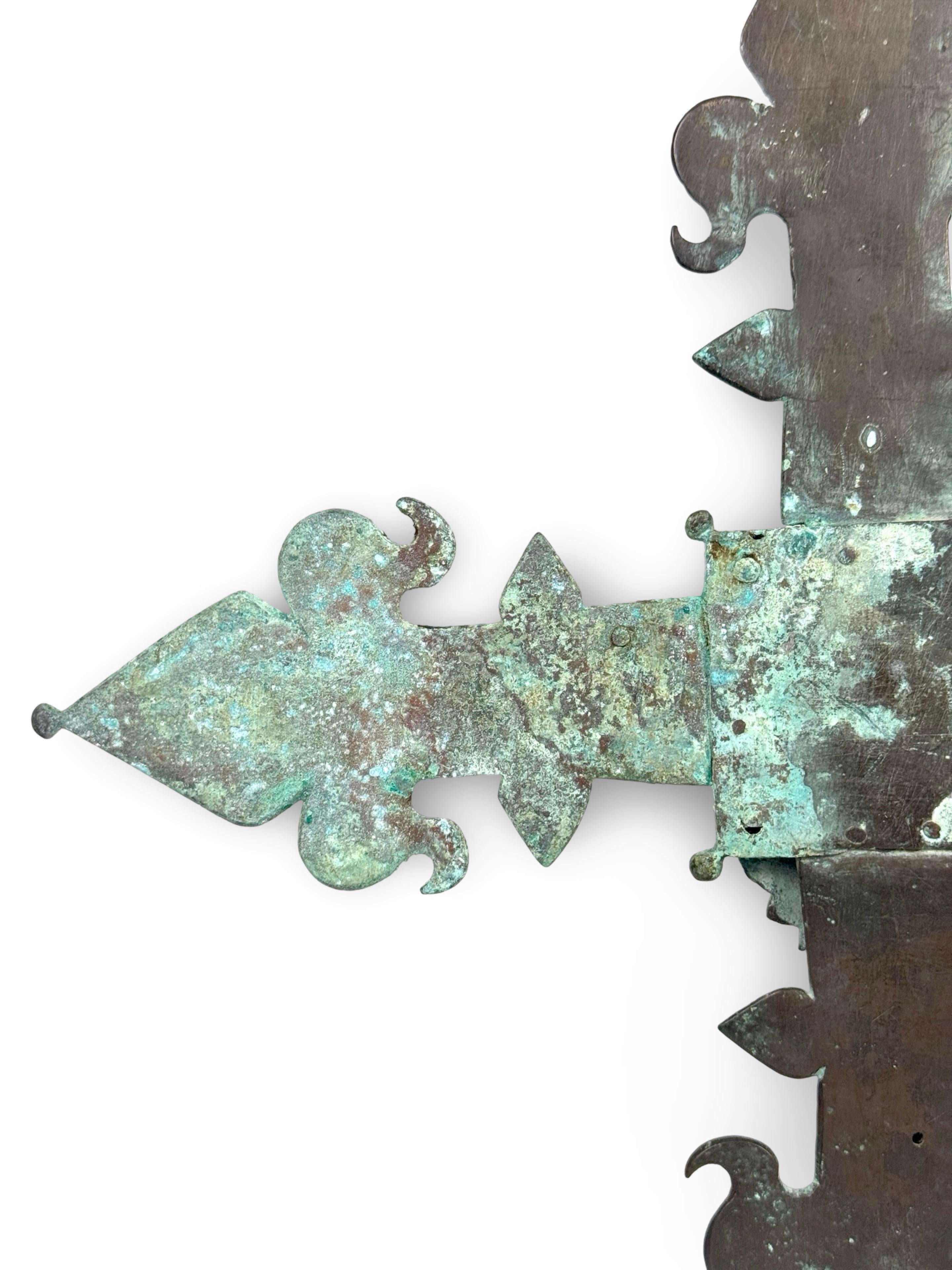 Croce da processione in bronzo francese della fine del XVIII secolo a forma di Fleur-de-Lis in vendita 1