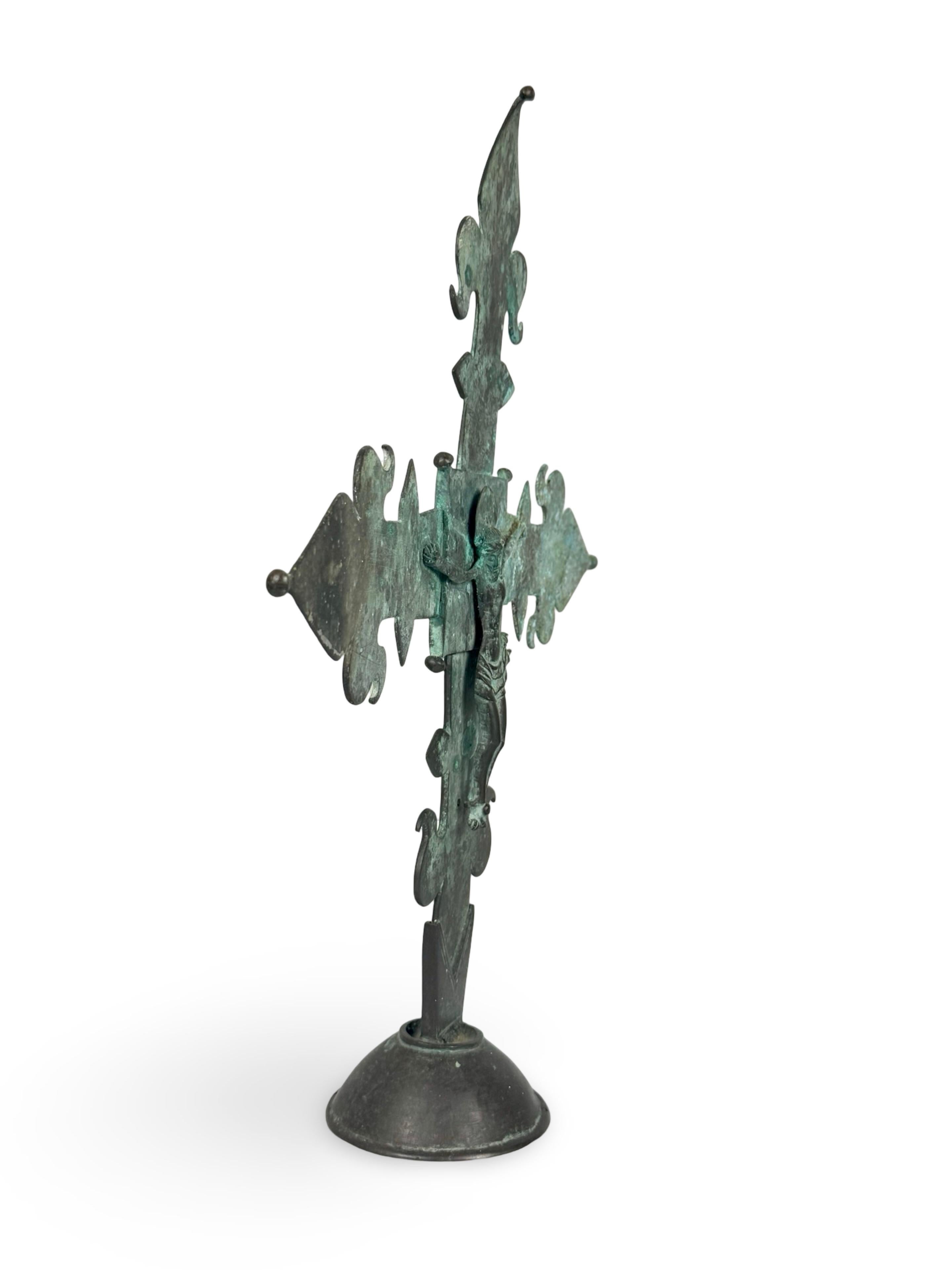 Croce da processione in bronzo francese della fine del XVIII secolo a forma di Fleur-de-Lis in vendita 2