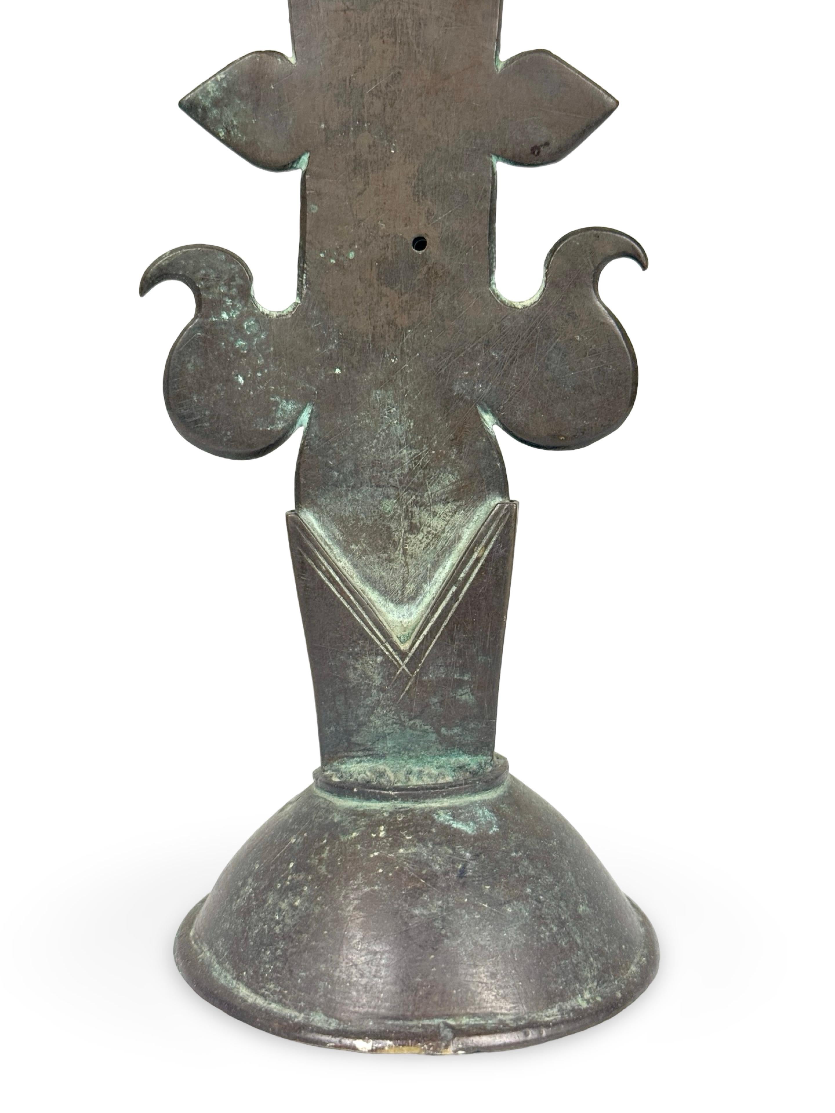 Croce da processione in bronzo francese della fine del XVIII secolo a forma di Fleur-de-Lis in vendita 3
