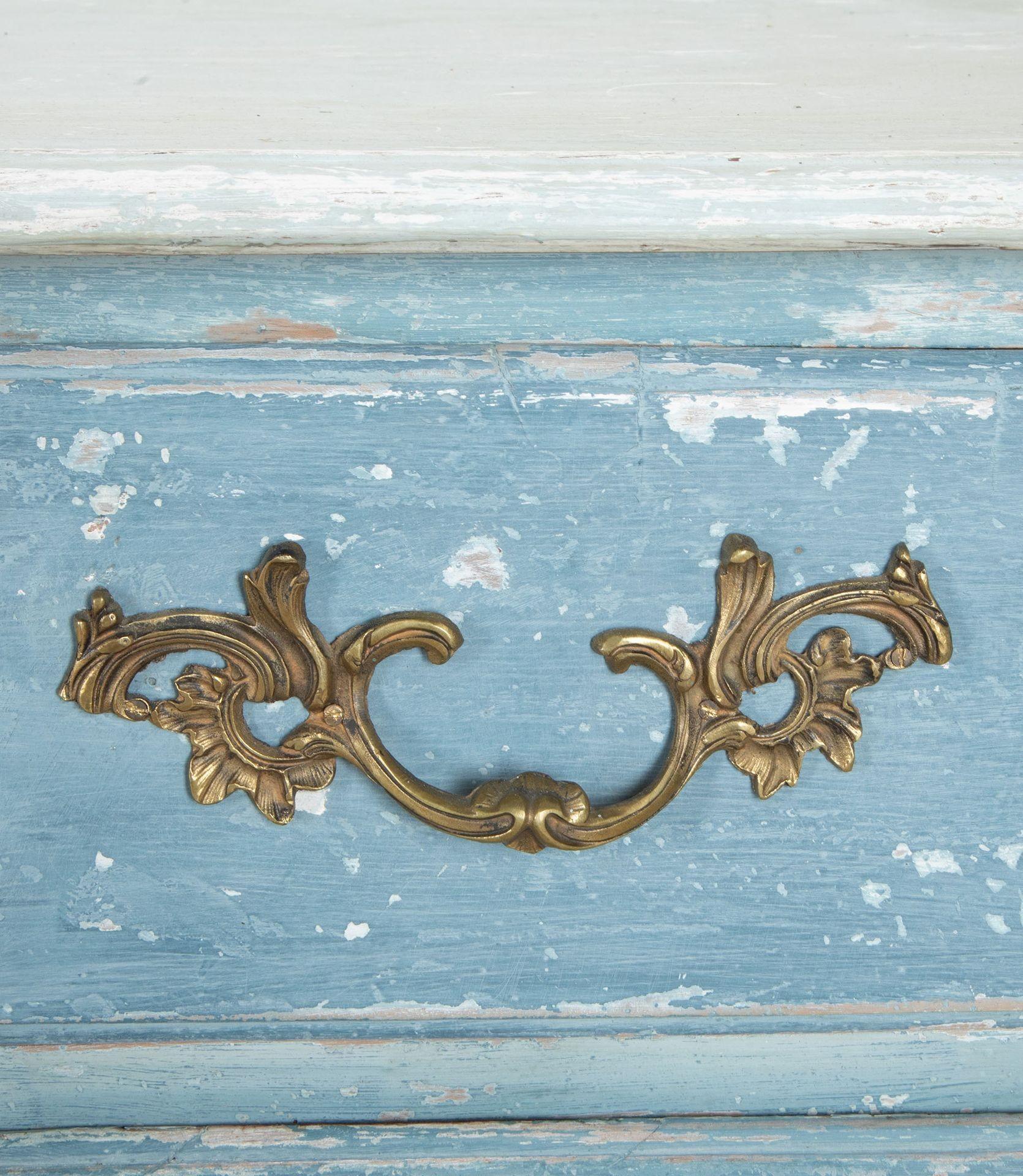 Late 18th Century French Commode For Sale 2