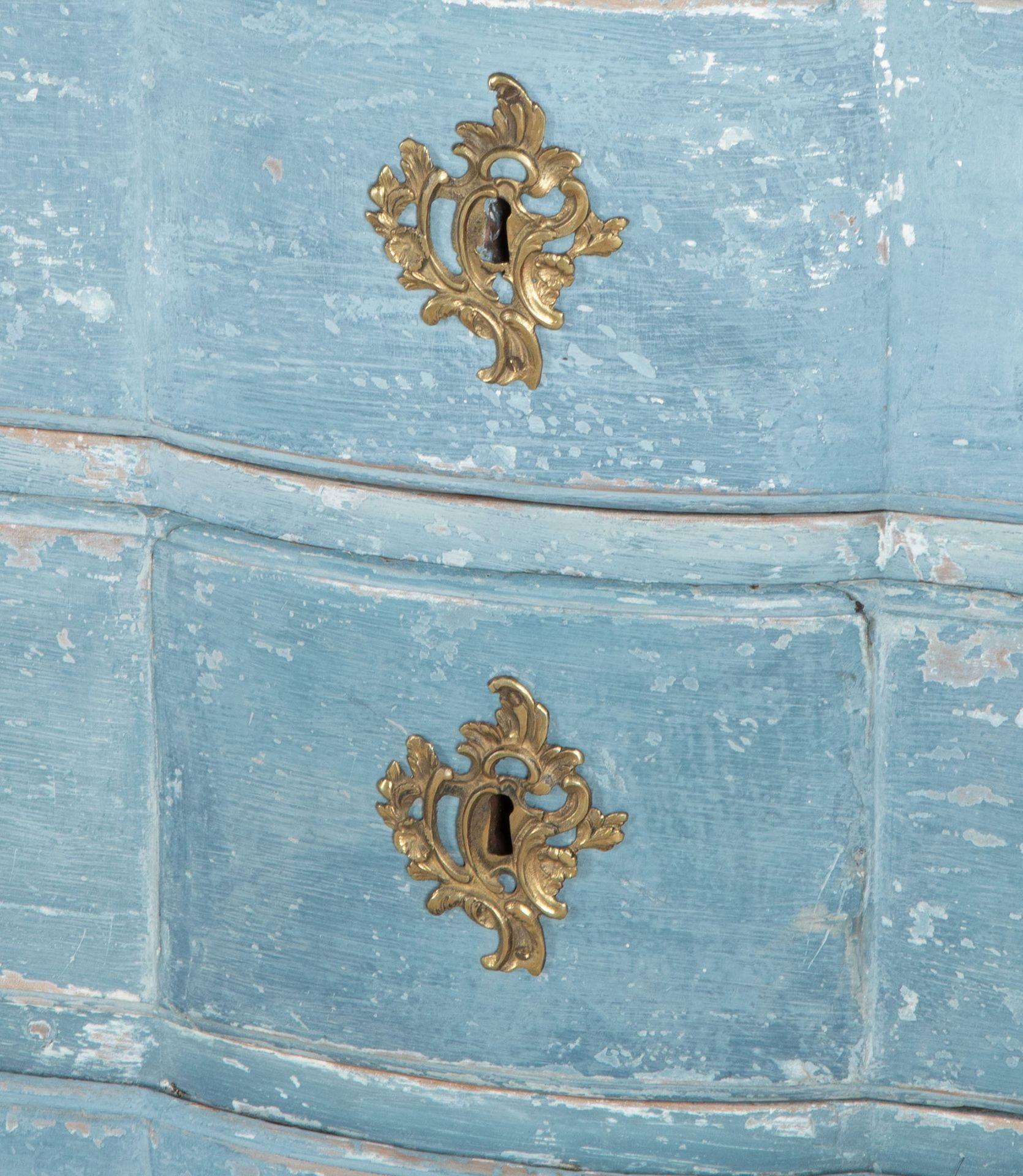 Late 18th Century French Commode For Sale 3