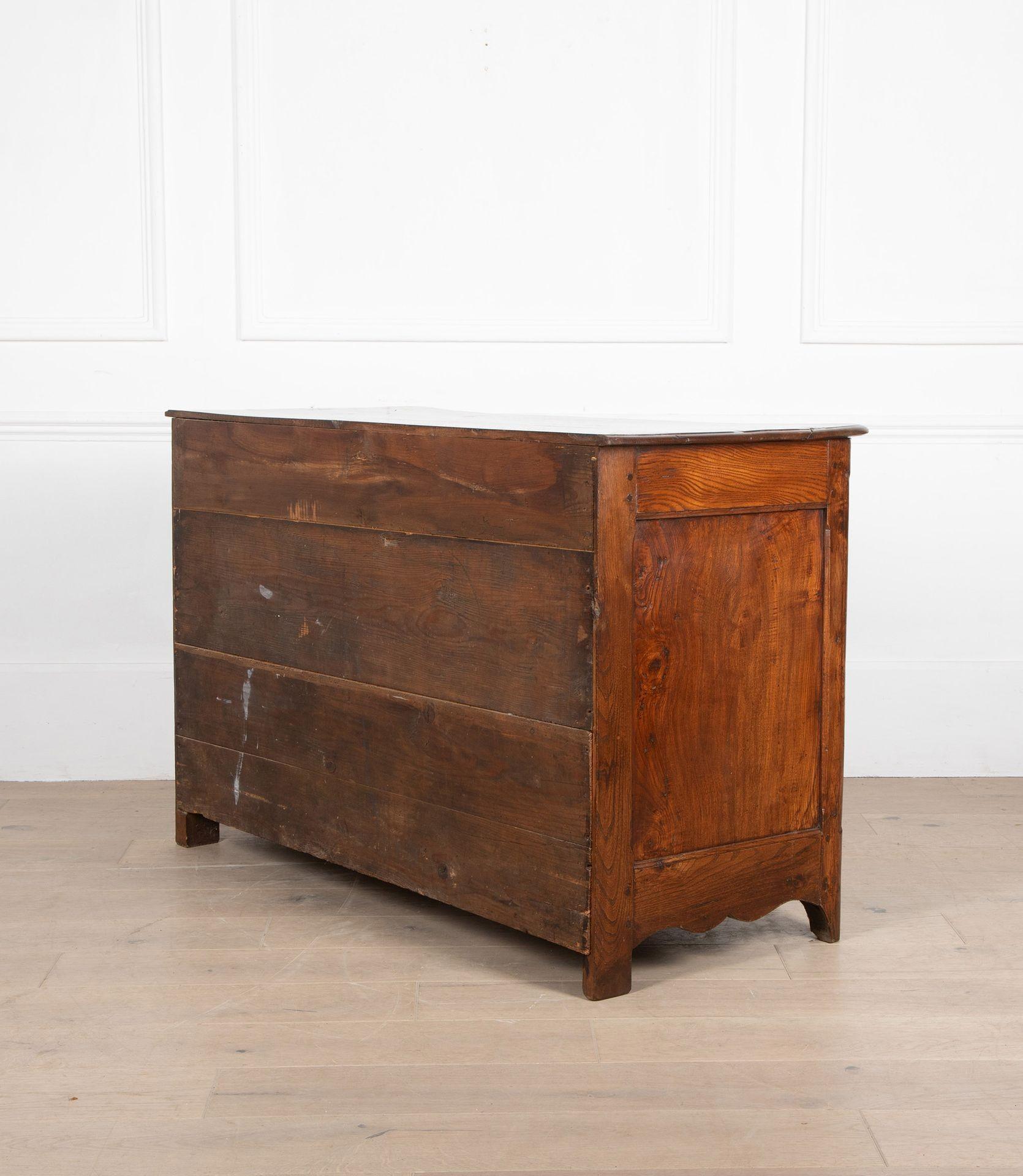 Commode francese della fine del XVIII secolo proveniente dal Perigord in vendita 6