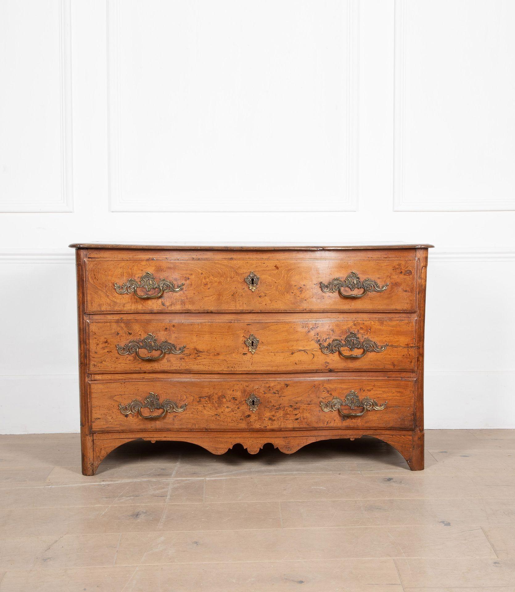 Una splendida commode francese del periodo Luigi XV della fine del XVIII secolo.
Dalla regione del Perigord, nel sud-ovest della Francia.
In un legno di ciliegio meravigliosamente scolpito e di colore eccezionale. Hardware originale.
Circa 1780.