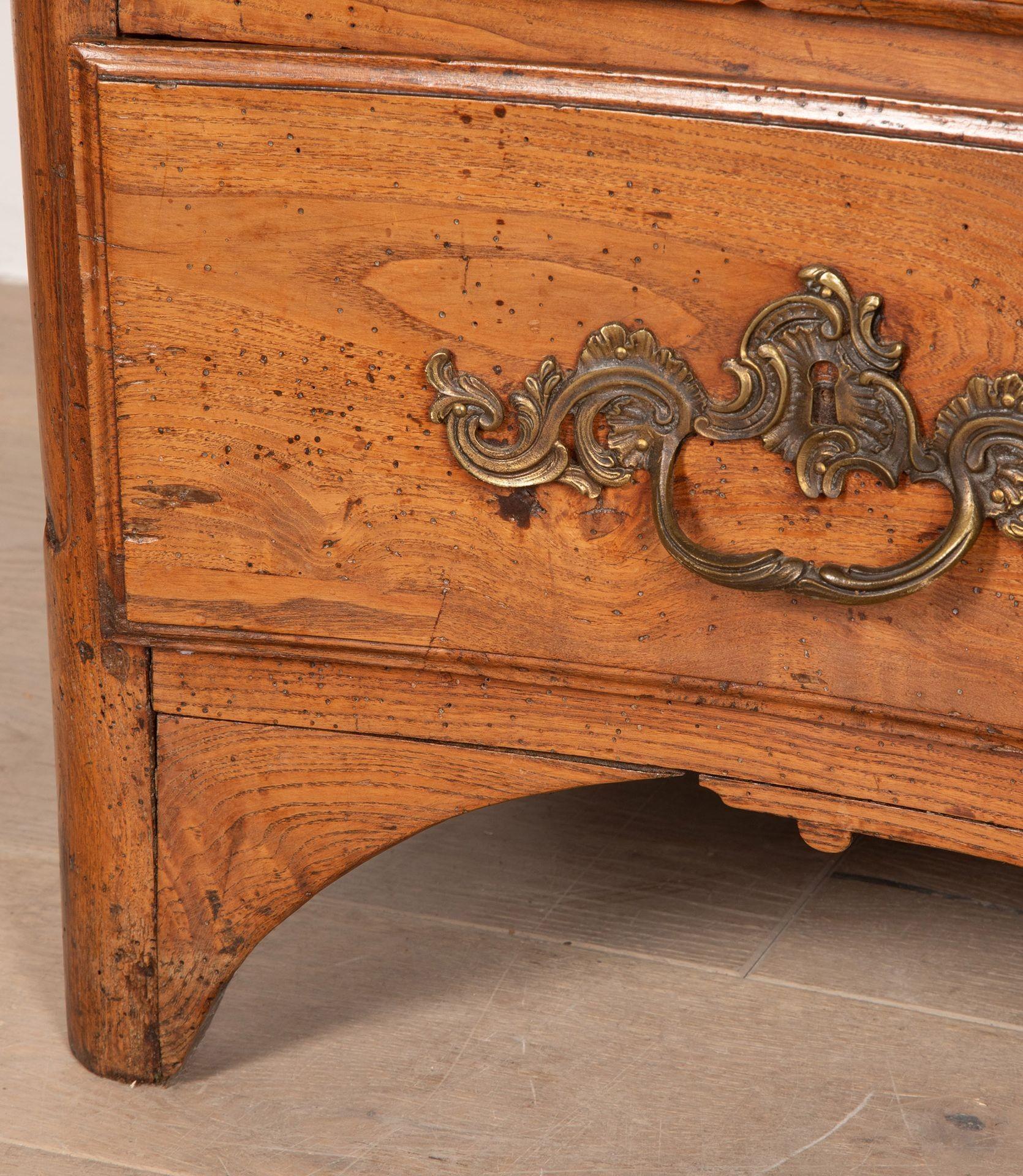 Fino al XVIII secolo Commode francese della fine del XVIII secolo proveniente dal Perigord in vendita