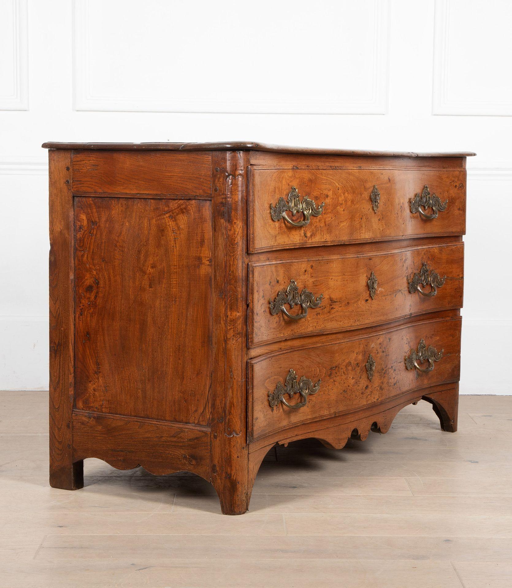 Commode francese della fine del XVIII secolo proveniente dal Perigord in vendita 1